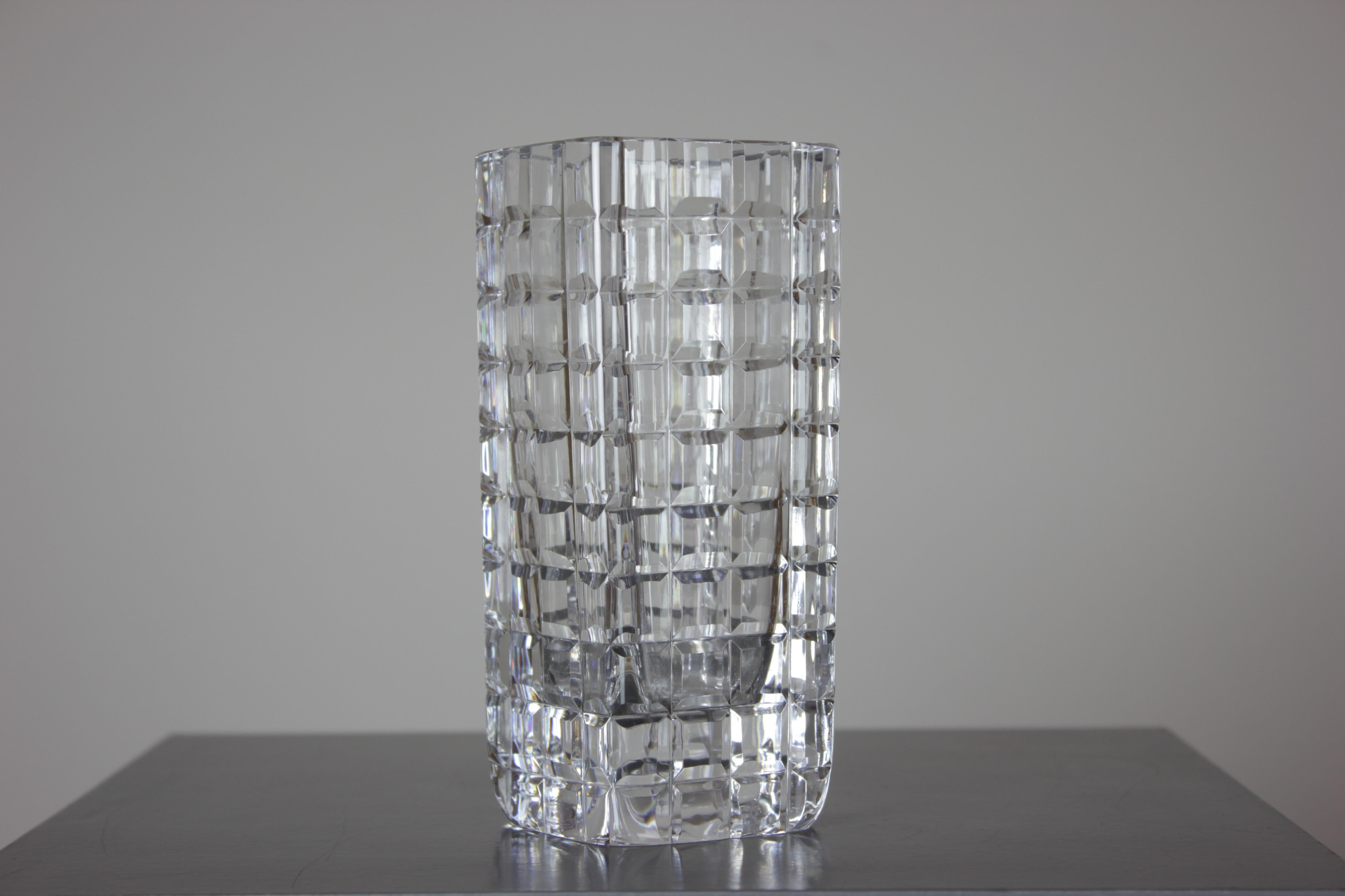 Ajoutez une touche de sophistication vintage à votre décoration intérieure avec ce vase en verre du milieu du siècle, conçu par Göran Wärff pour Kosta. Fabriqué avec une attention méticuleuse aux détails, ce vase en verre authentique respire