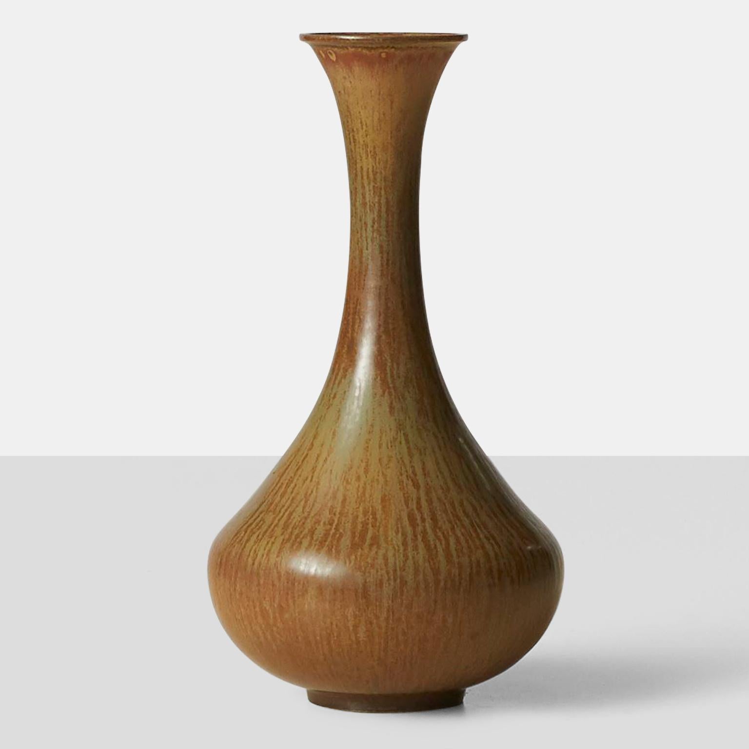 Un vase de Gunnar Nylund en glaçure de fourrure de lièvre avec des tons tans et verts moussus. Fabriqué par Rorstrand dans les années 1960, il porte l'inscription {R Sweden GN}.