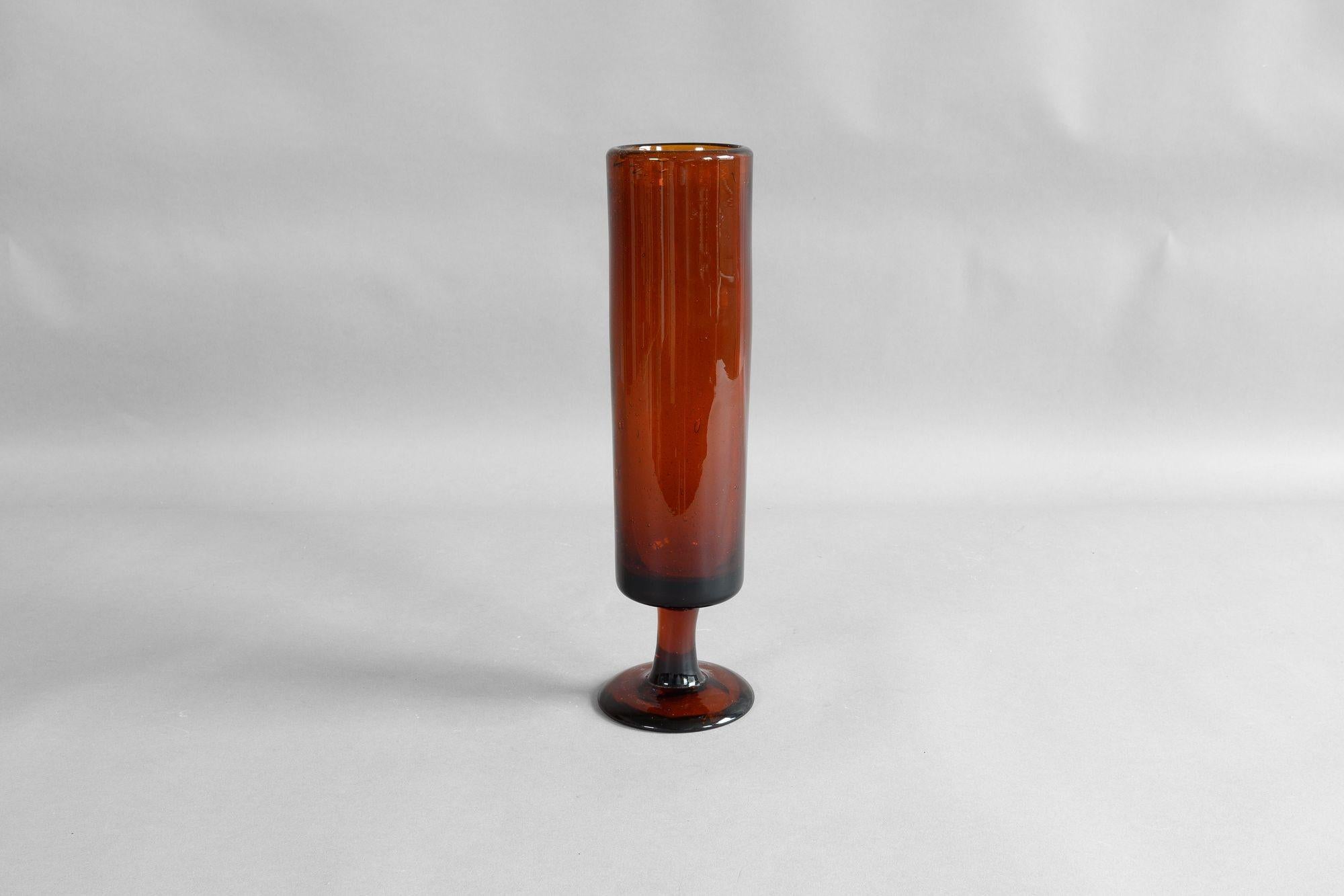 Einzelne mundgeblasene Vase von Imeilus Erik Höglandi für Costa Boda.
Schweden um 1960.
H 31cm x B 8cm x T 8cm