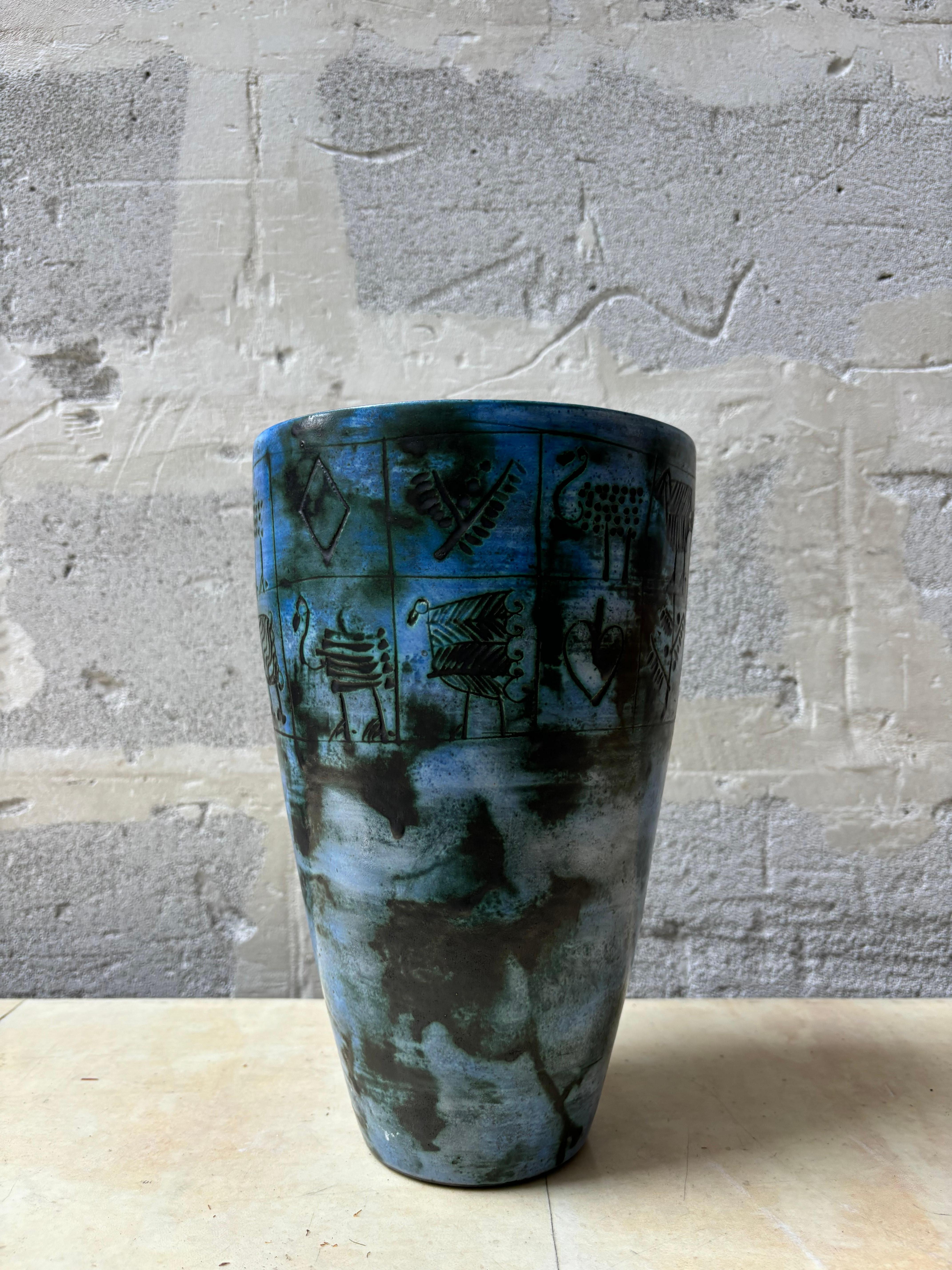 Jolie vase de Jacques Blin à émaux bleu et décor par Jean Rustin
