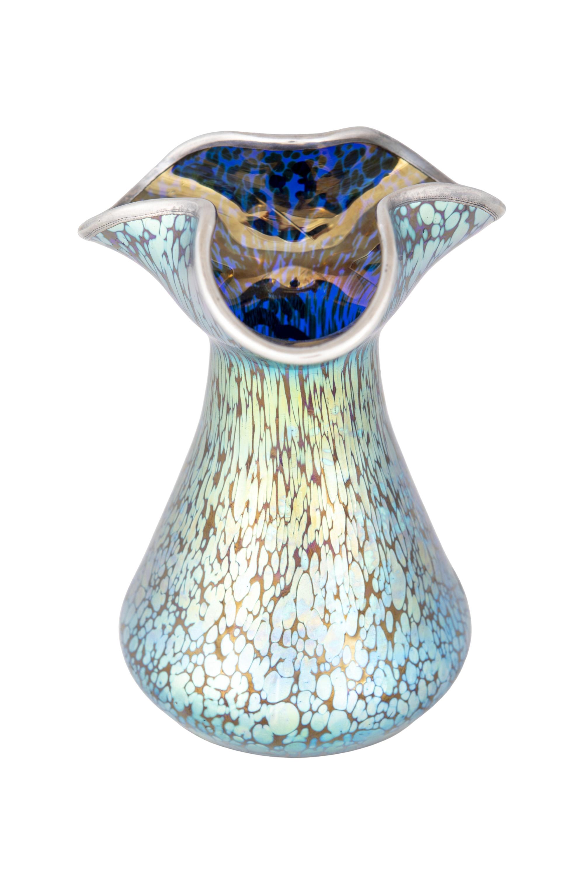 Vase von Johann Loetz Witwe Kobaltfarbener Papillon um 1900 (Art nouveau) im Angebot