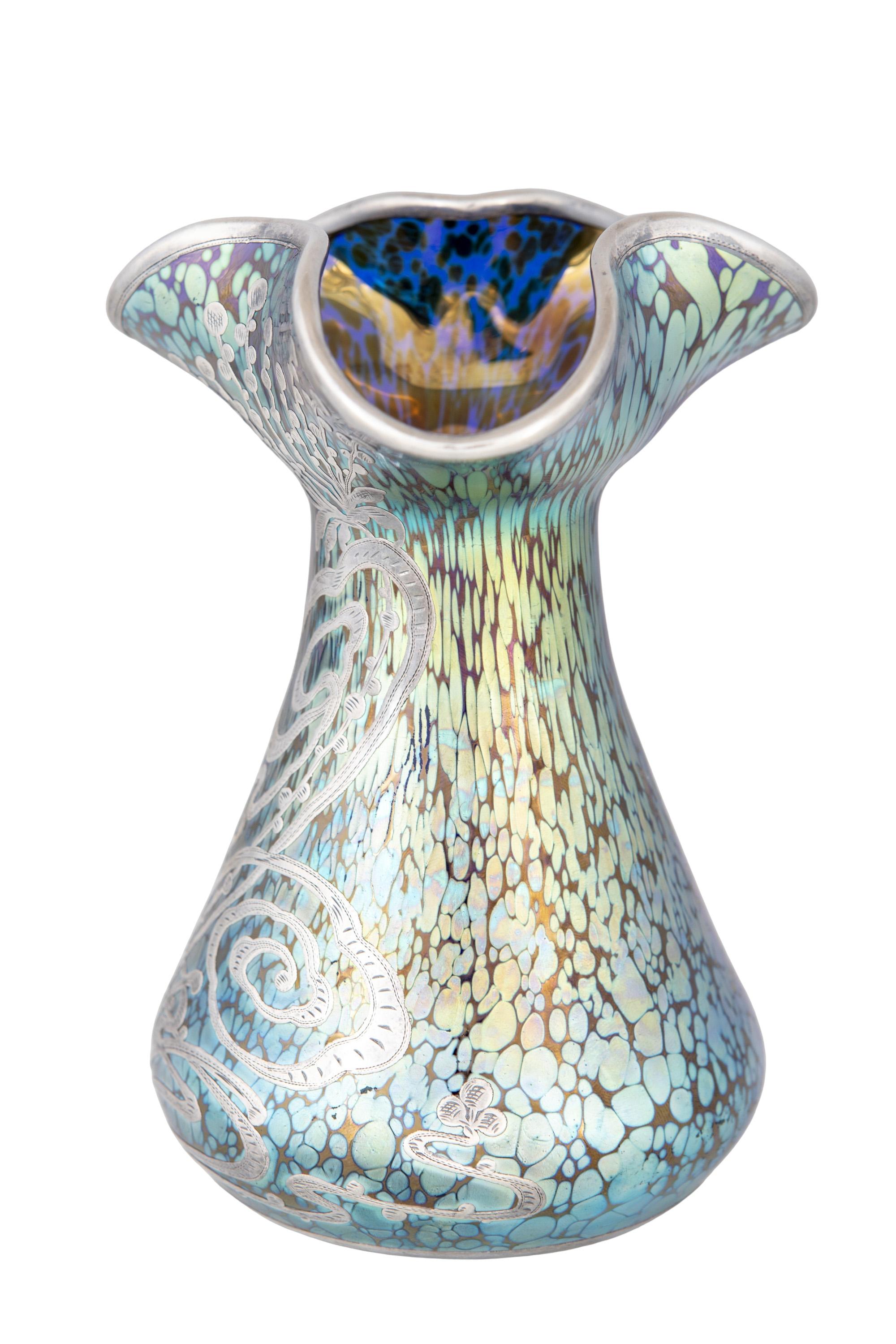 Vase von Johann Loetz Witwe Kobaltfarbener Papillon um 1900 im Zustand „Gut“ im Angebot in Klosterneuburg, AT