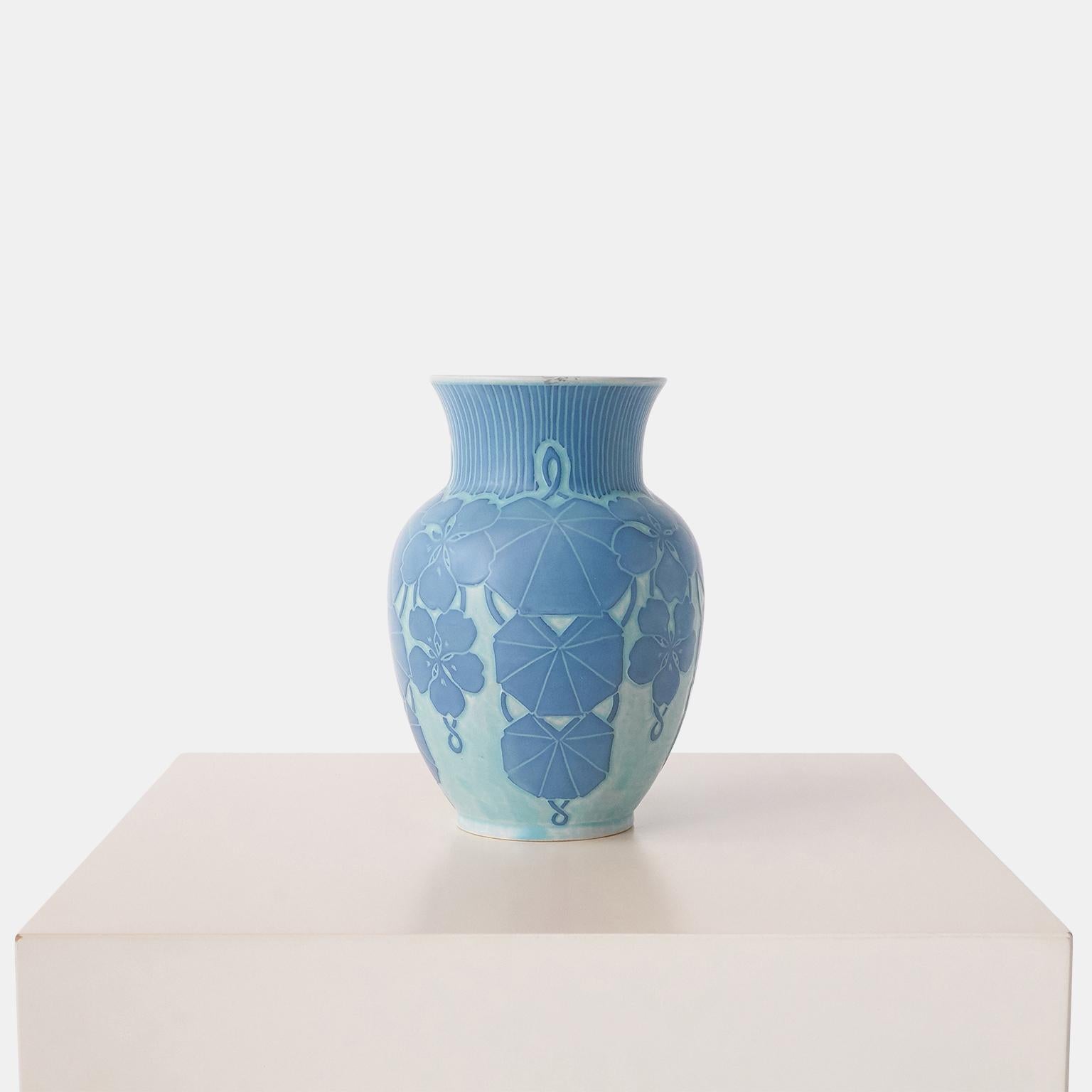 Vase bleu fait main par Josef Ekberg pour Gustavsberg. Chaque pièce est unique et décorée selon la technique du Sgrafitto, mise au point par Ekberg lui-même.
Signé sur le socle : Gustafsberg, 1915
J Ekberg