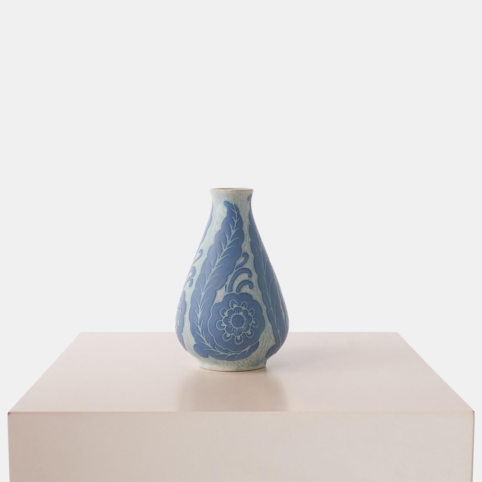 Vase bleu fait main par Josef Ekberg pour Gustavsberg. Chaque pièce est unique et décorée selon la technique du Sgrafitto, mise au point par Ekberg lui-même.

Signé  : Gustavsberg, 1920, JE