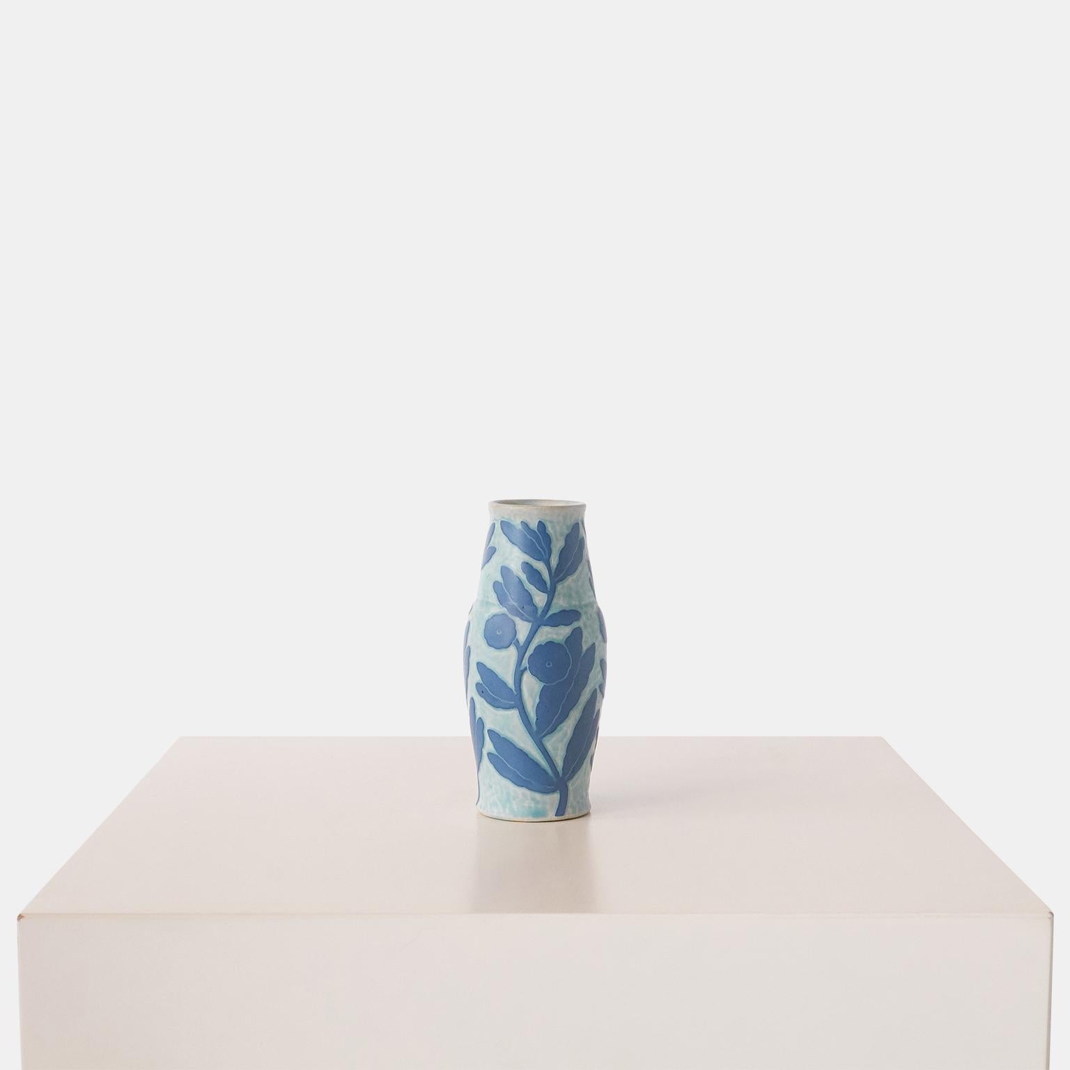 Eine handgefertigte blaue Vase von Josef Ekberg für Gustavsberg. Jedes Stück ist ein Unikat und mit der von Ekberg selbst entwickelten Sgrafitto-Technik verziert.

Unterzeichnet: GUSTAVSBERG, 1925 JE