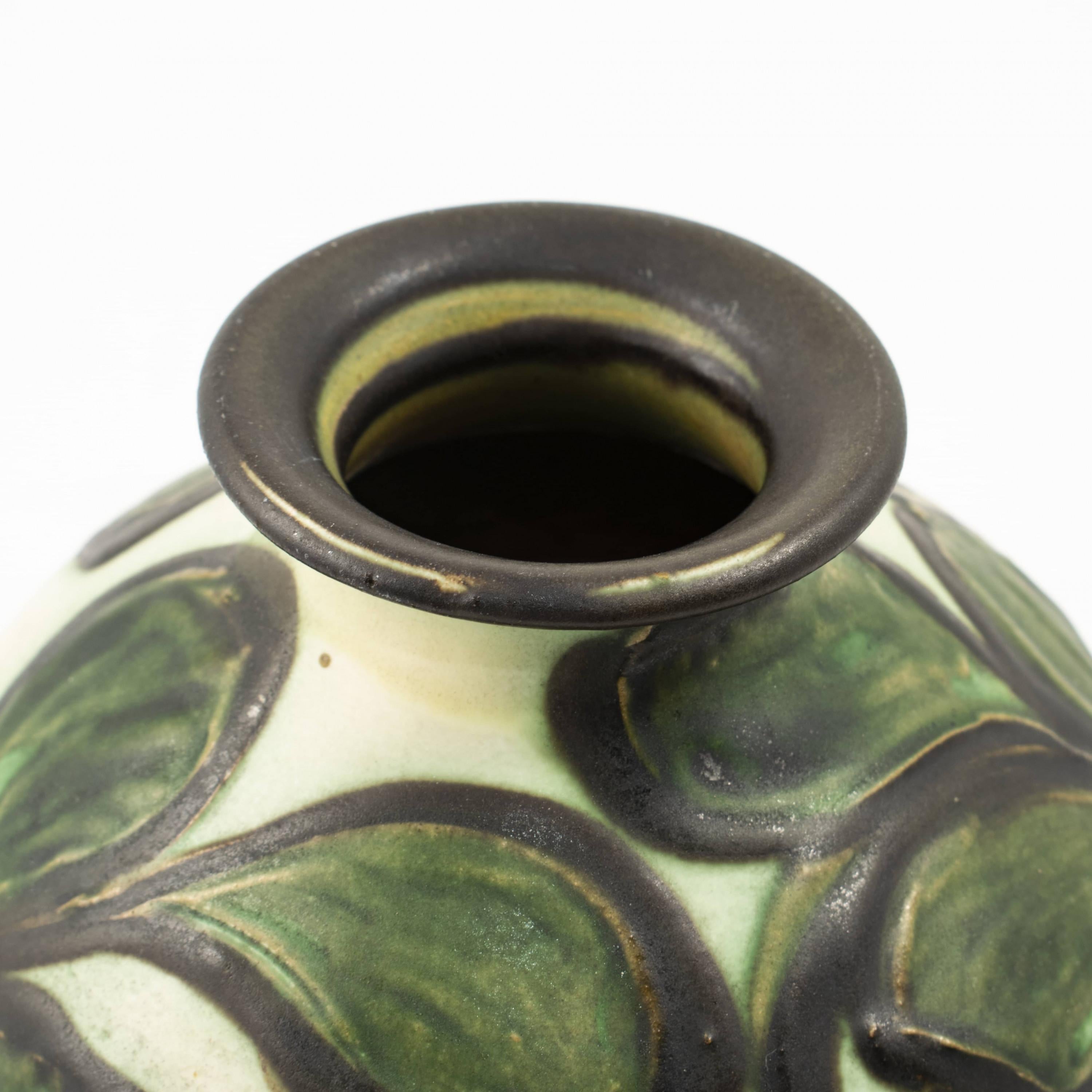 Kähler vase, elegant and beautiful shaped.
Decorated polychrome with a leaves pattern in green glaze.
1920 - 1930 Denmark.

Signed: HÄK (Herman A. Kähler).
