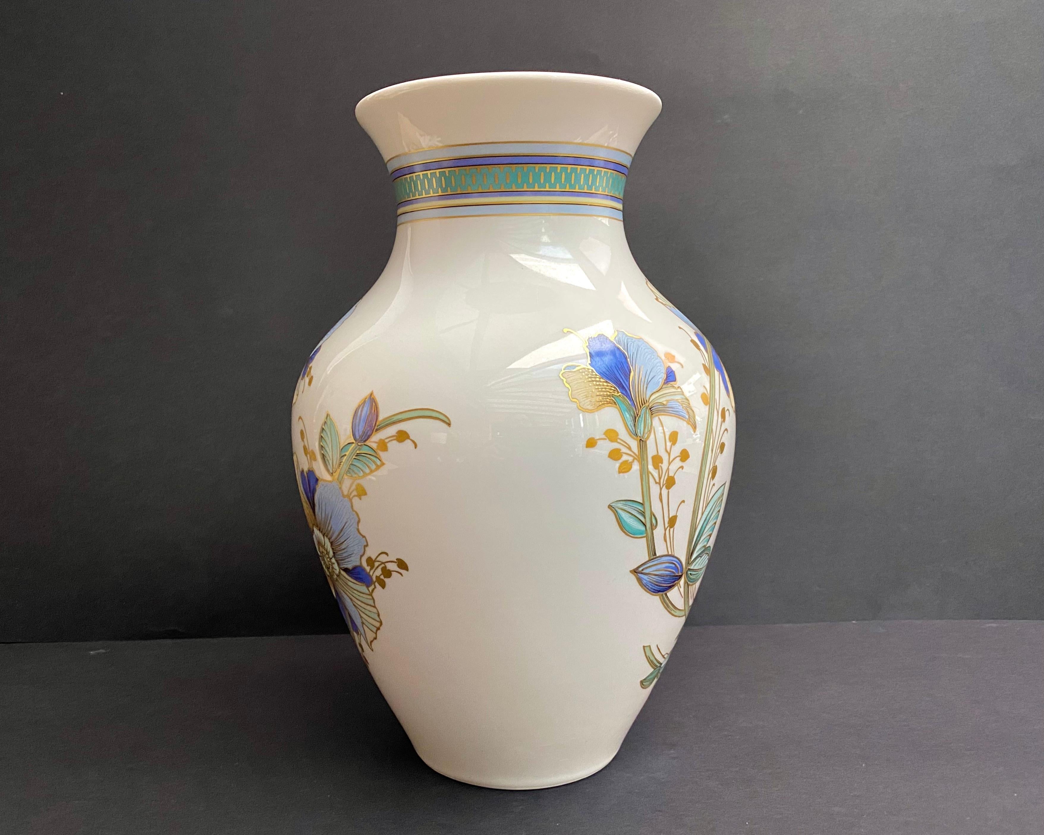 Beautiful vintage vase/jar in porcelain with gold plating.

Circa 1970s, manufactured in Germany.

Stamped and numbered.

Hand-painted floral motif.

With this vase you can create comfort and harmony in any room.

The vase is very practical and easy