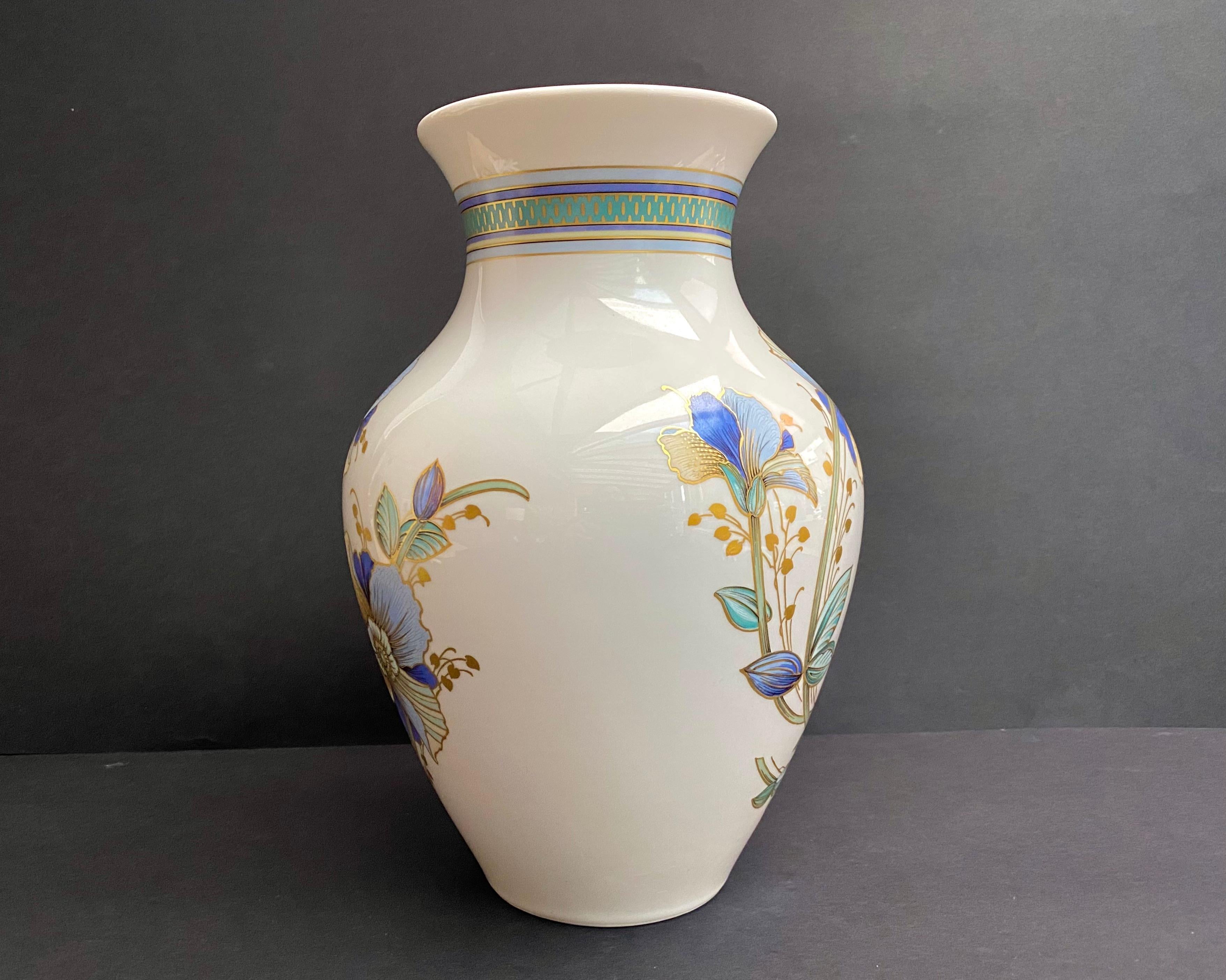 Bellissimo vaso vintage in porcellana con placcatura in oro.

Circa anni '70, prodotto in Germania.

Timbrata e numerata.

Motivo floreale dipinto a mano.

Con questo vaso puoi creare comfort e armonia in qualsiasi ambiente.

Il vaso è molto pratico