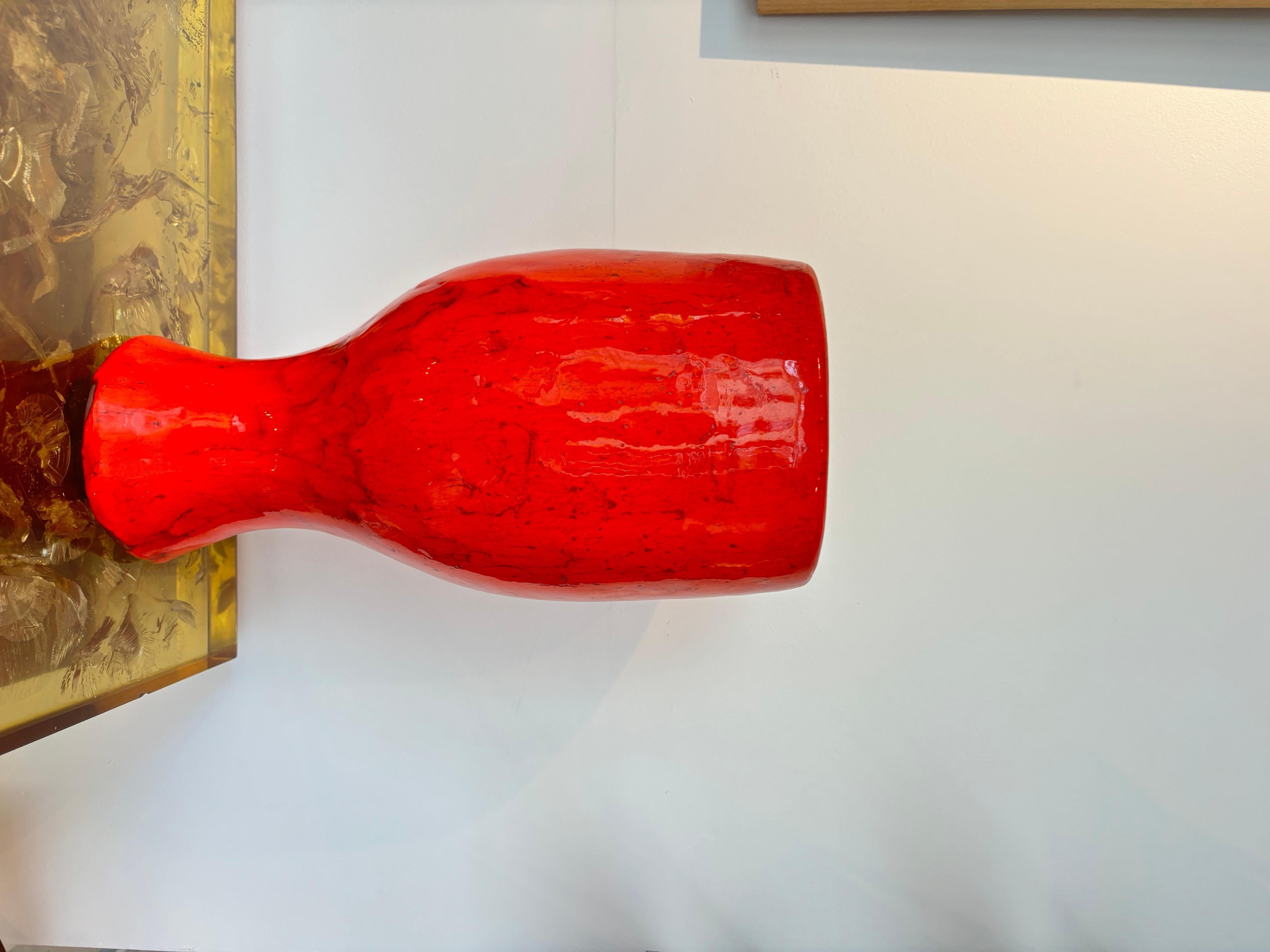 Vase décentré par les frères Cloutier, joli émaillage rutilant. 