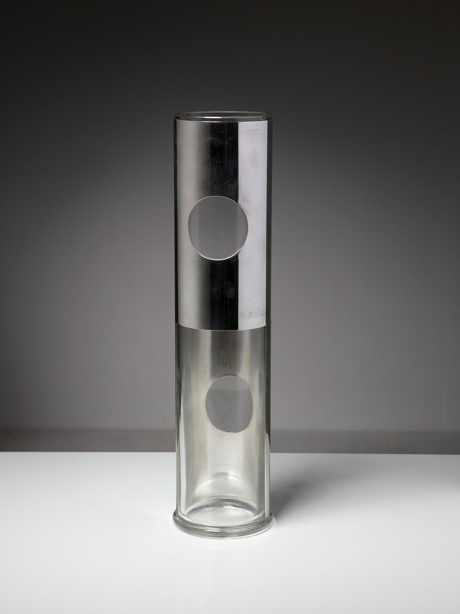Rare vase de Lino Sabattini pour Sabattini Argenteria.
Le vase en verre de Murano accueille deux éléments mobiles indépendants en métal argenté.