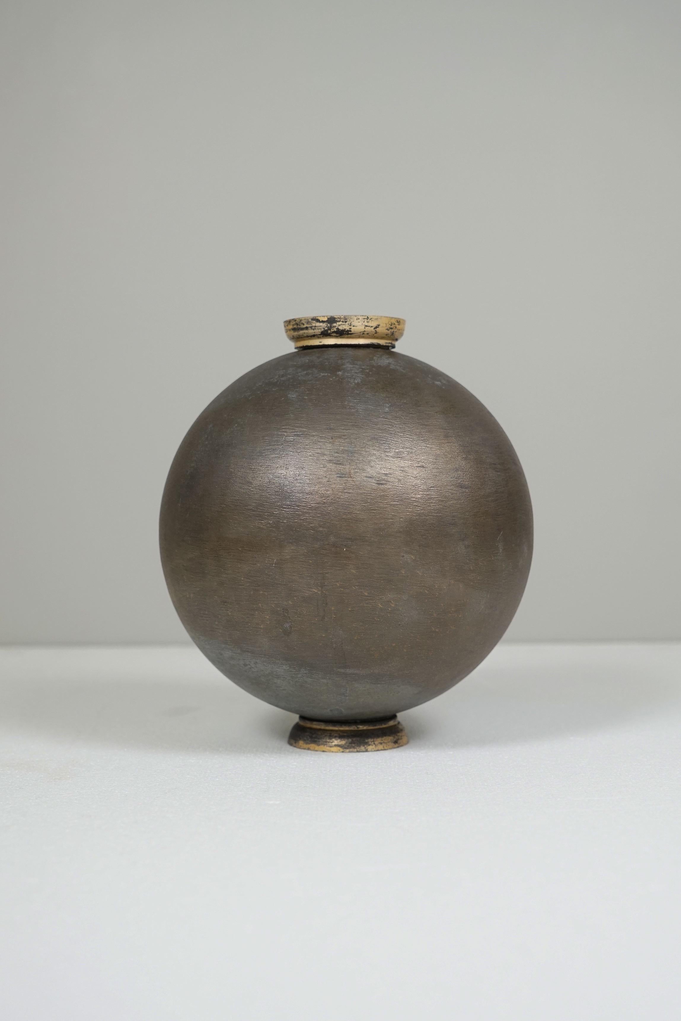 Vase with structured brass surface, patinated
Dimensions: H. 22.5cm ø 19.5cm
Design: Lorenzo Burchiellaro, circa 1960.


 