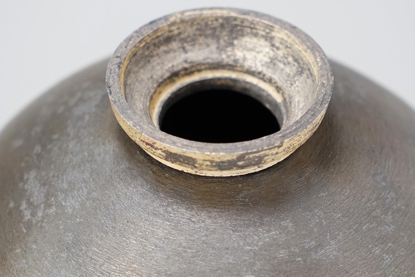 Questo bellissimo vaso patinato con superficie in ottone strutturato è stato disegnato intorno al 1960 dall'artista visivo italiano Lorenzo Burchiellaro.