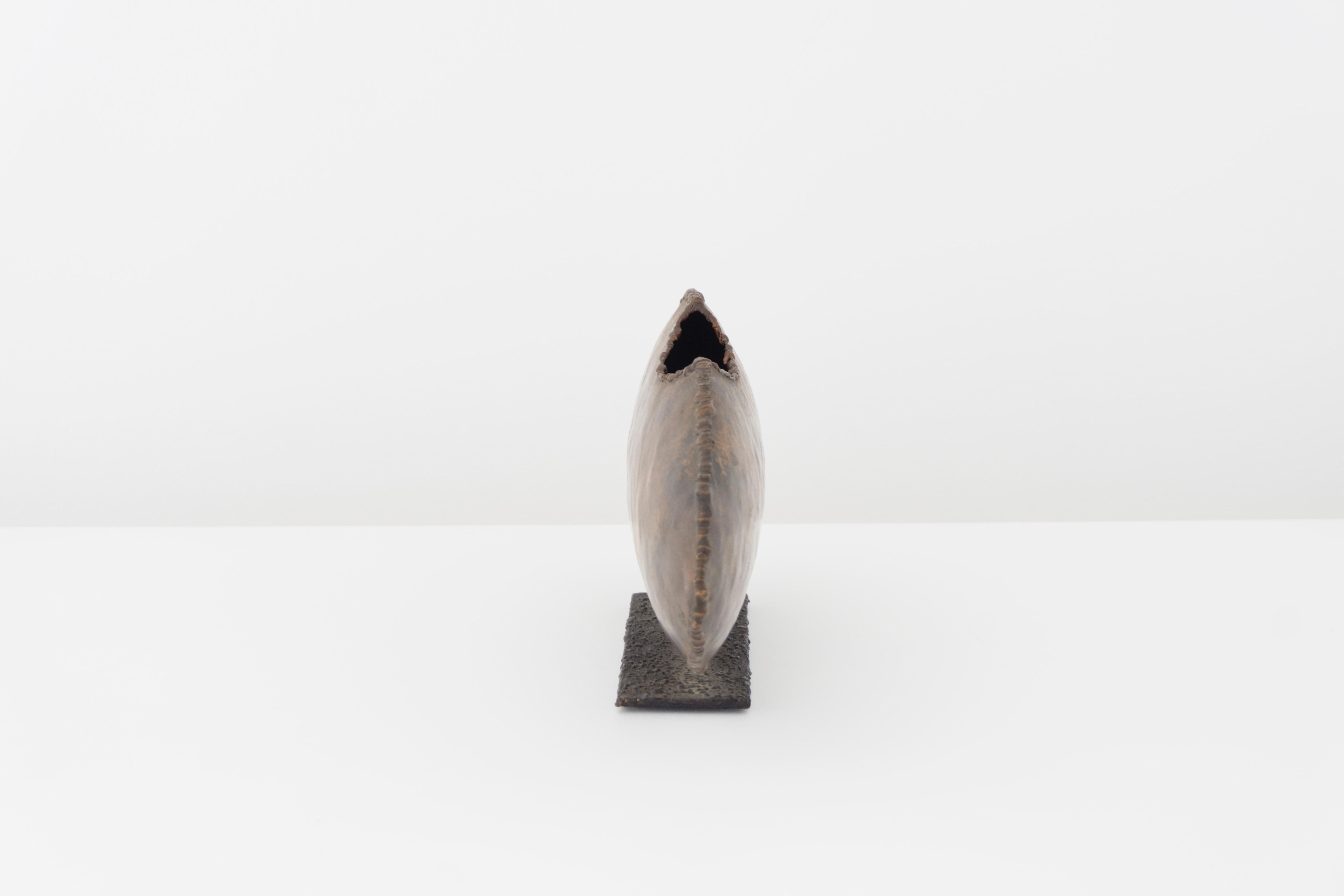 Vase aus patiniertem Kupfer und einem Eisenfuß
Abmessungen / L. 40cm H. 18,5cm B. 6cm
Design / Marcello Fantoni 1960

Reste von Raymor Label
Stempel 