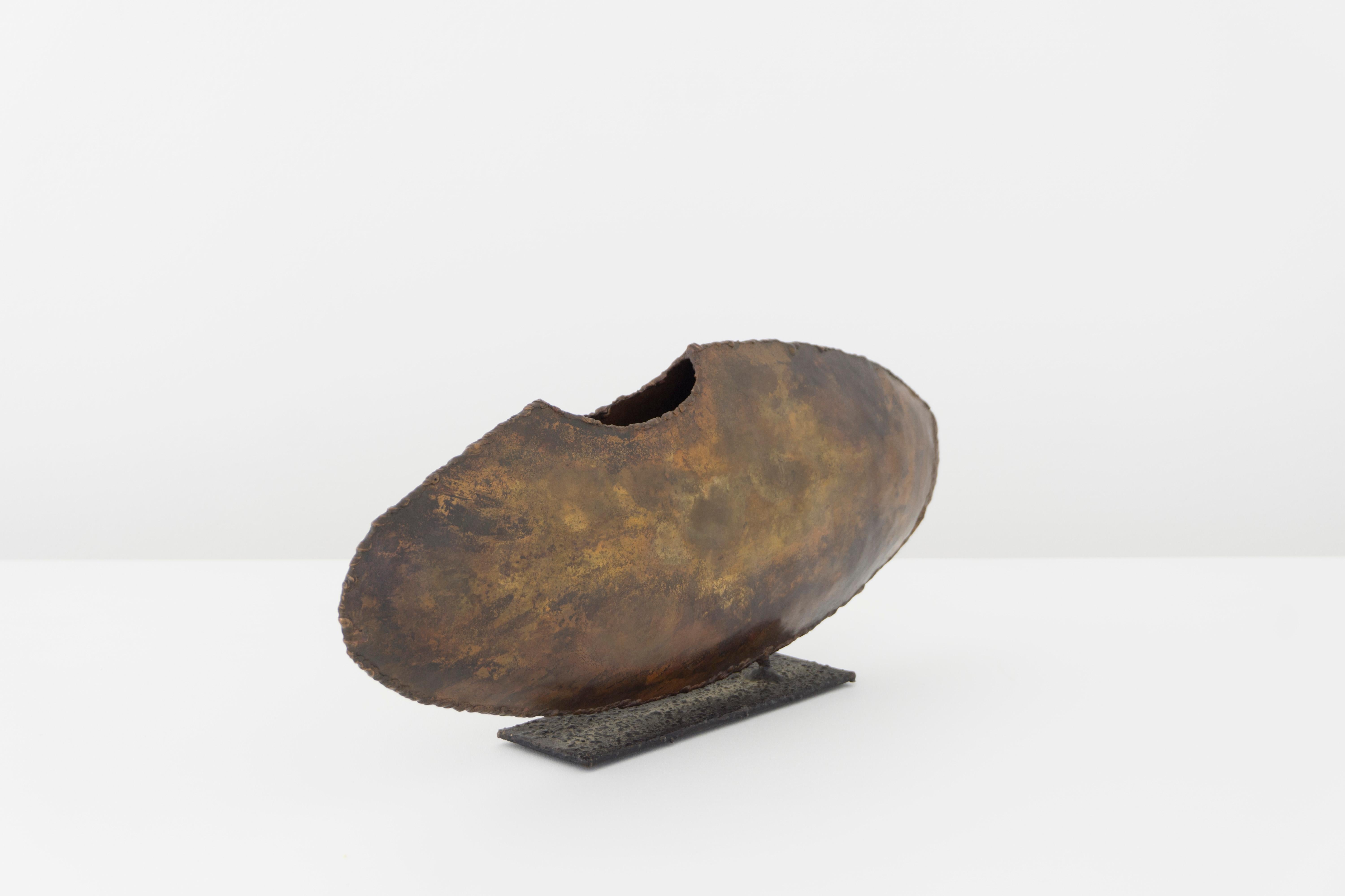 Questo vaso in rame patinato e base in ferro è stato progettato dall'artista ceramista italiano Marcello Fantoni nel 1960.
Timbro 'Fantoni Firenze'.
