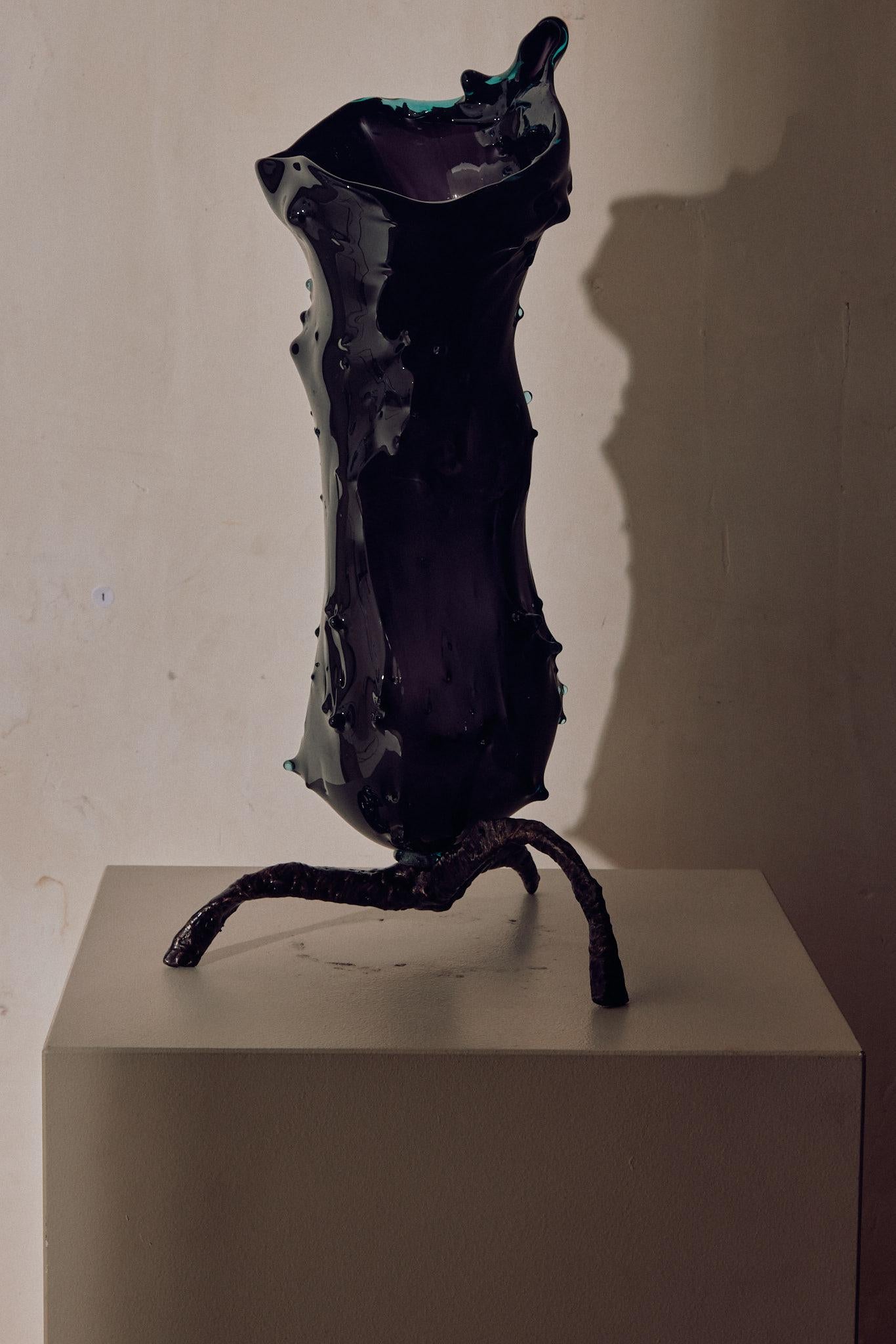 Vaso di Michael Gittings
Dimensioni: d 23 x l 23 x h 53 cm.
Materiali: Acciaio inossidabile, Vetro.

Michael Gittings
Michael Gittings immagina con le mani. Da quando ha fondato il suo studio nel 2016, il designer e scultore di Melbourne ha