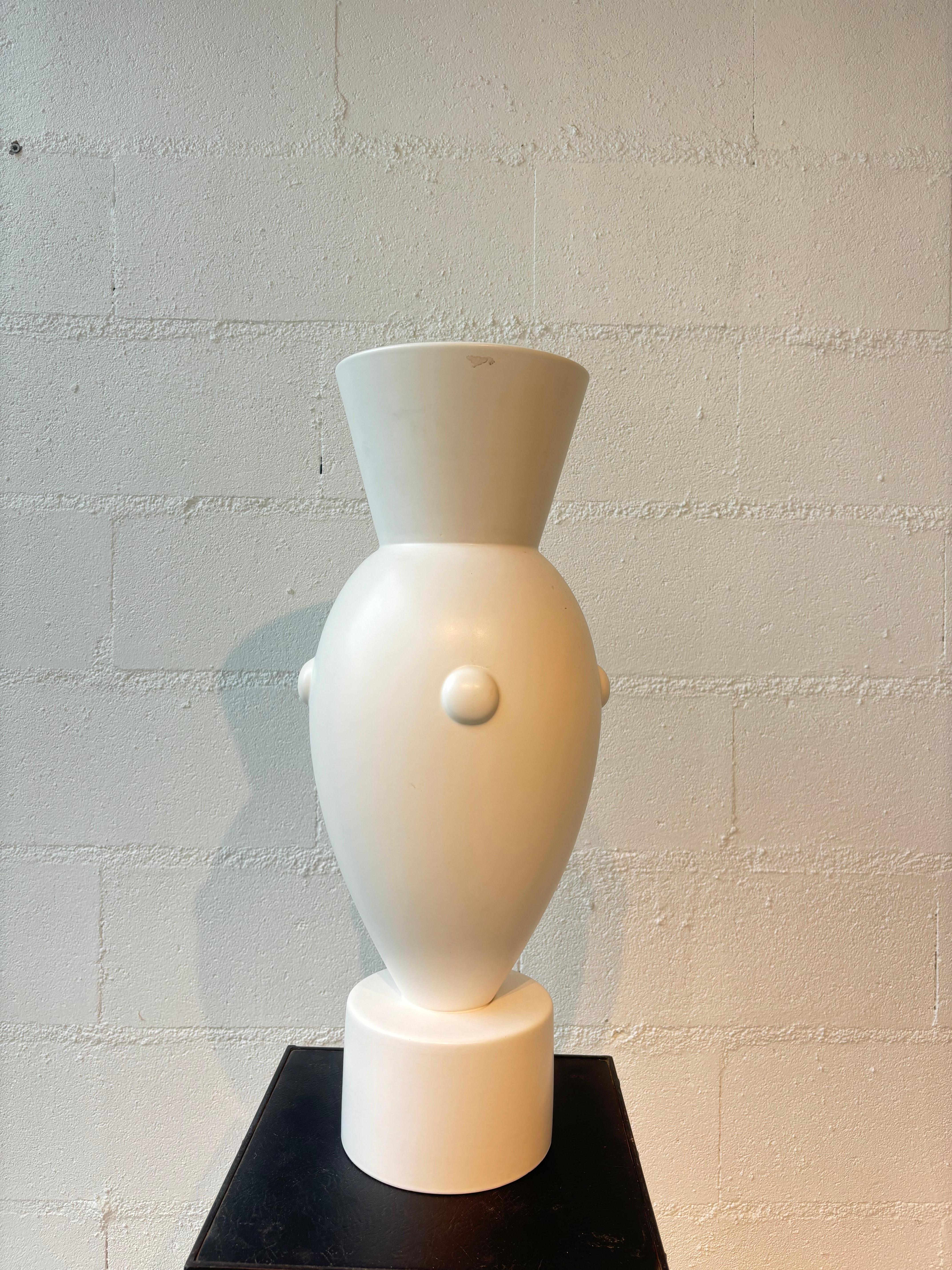 Vase dit mars par Olivier Gagnère. 