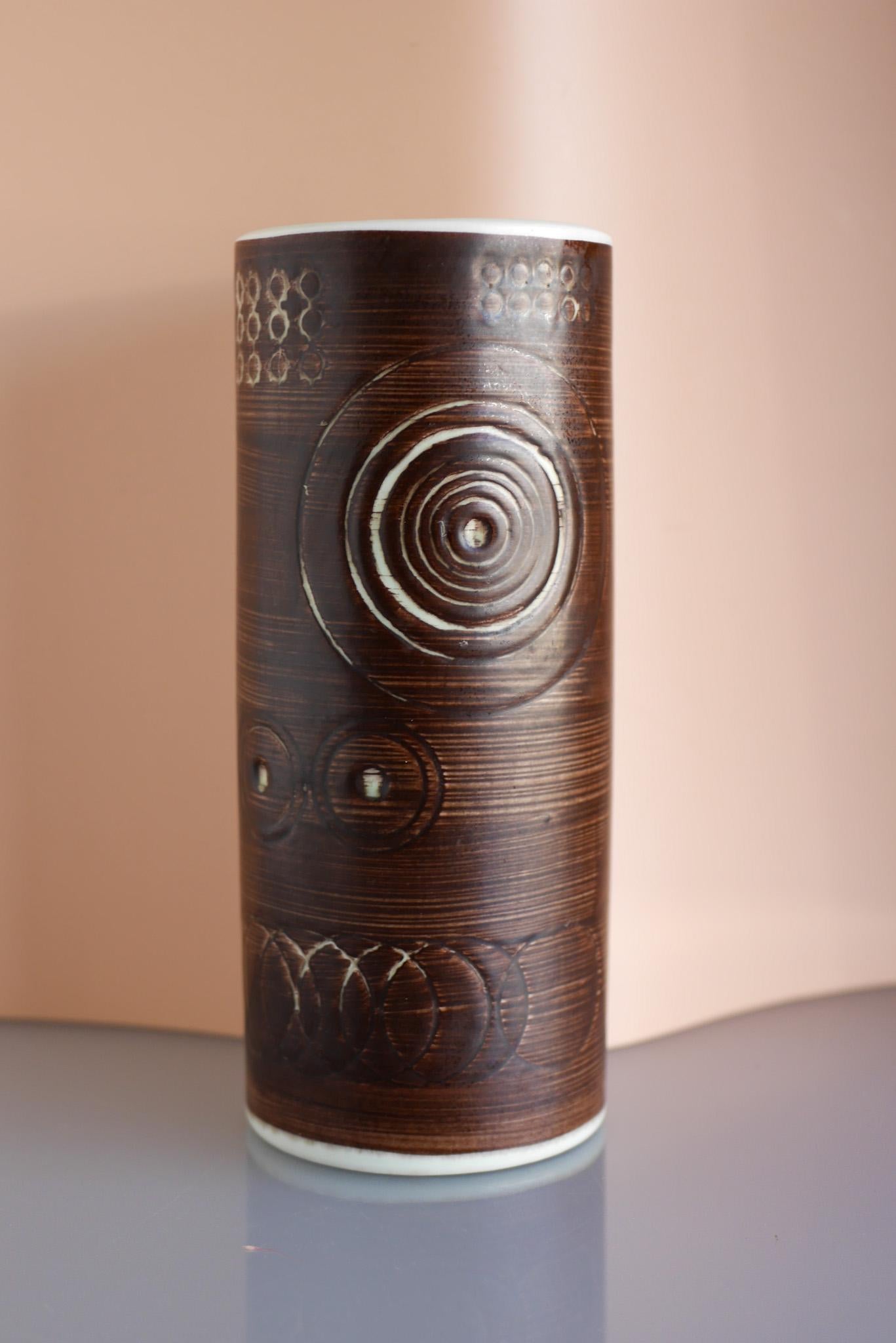 A fantastic large vintage ceramic vase from the very well-known designer Olle Alberius, known as 