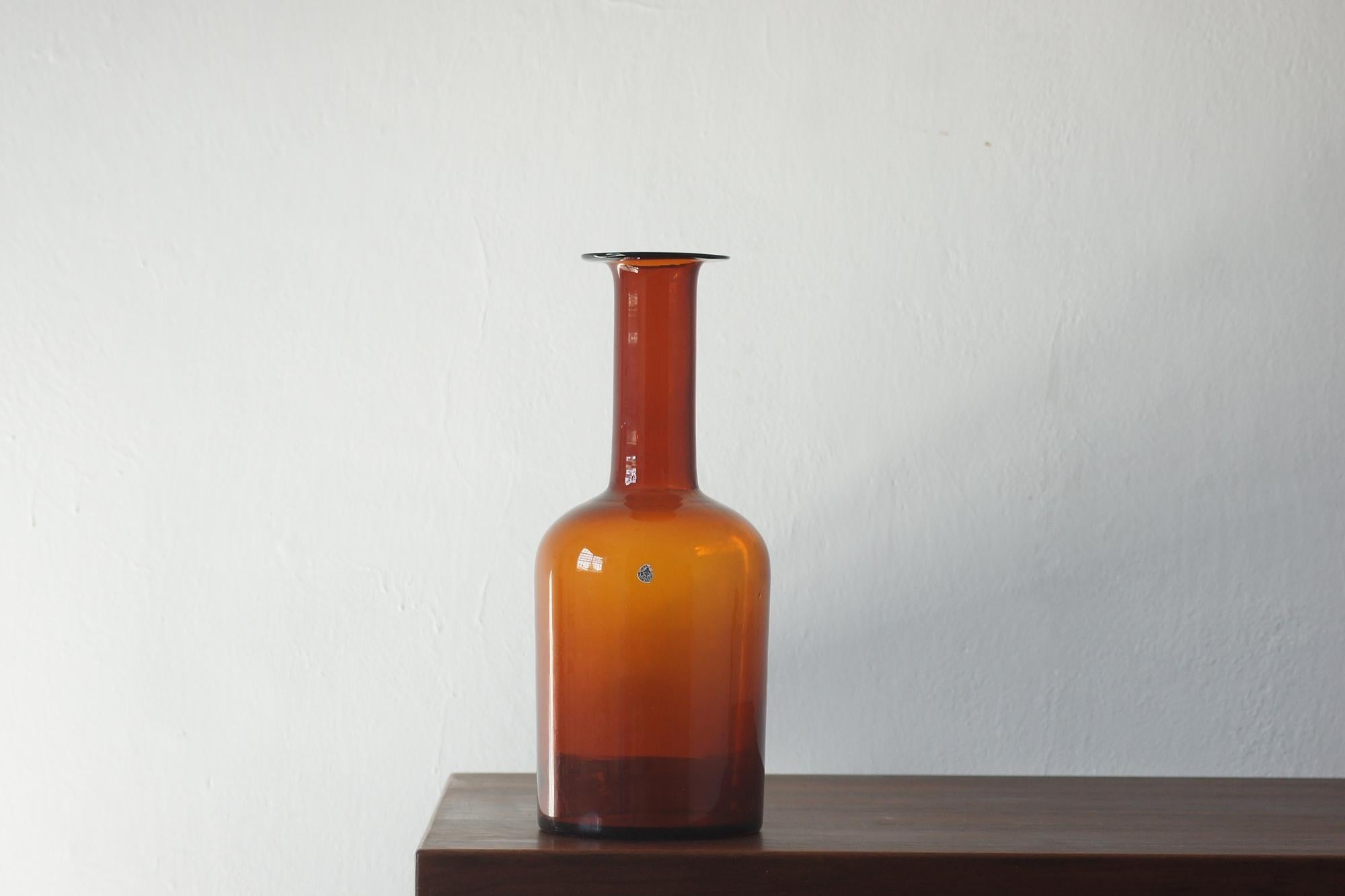 El jarrón diseñado por Otto Brauer para la cristalería danesa Holmegaard es uno de los ejemplos más reconocibles del diseño escandinavo del siglo XX. La pieza presentada procede de los primeros años de producción y se distingue por su raro color de
