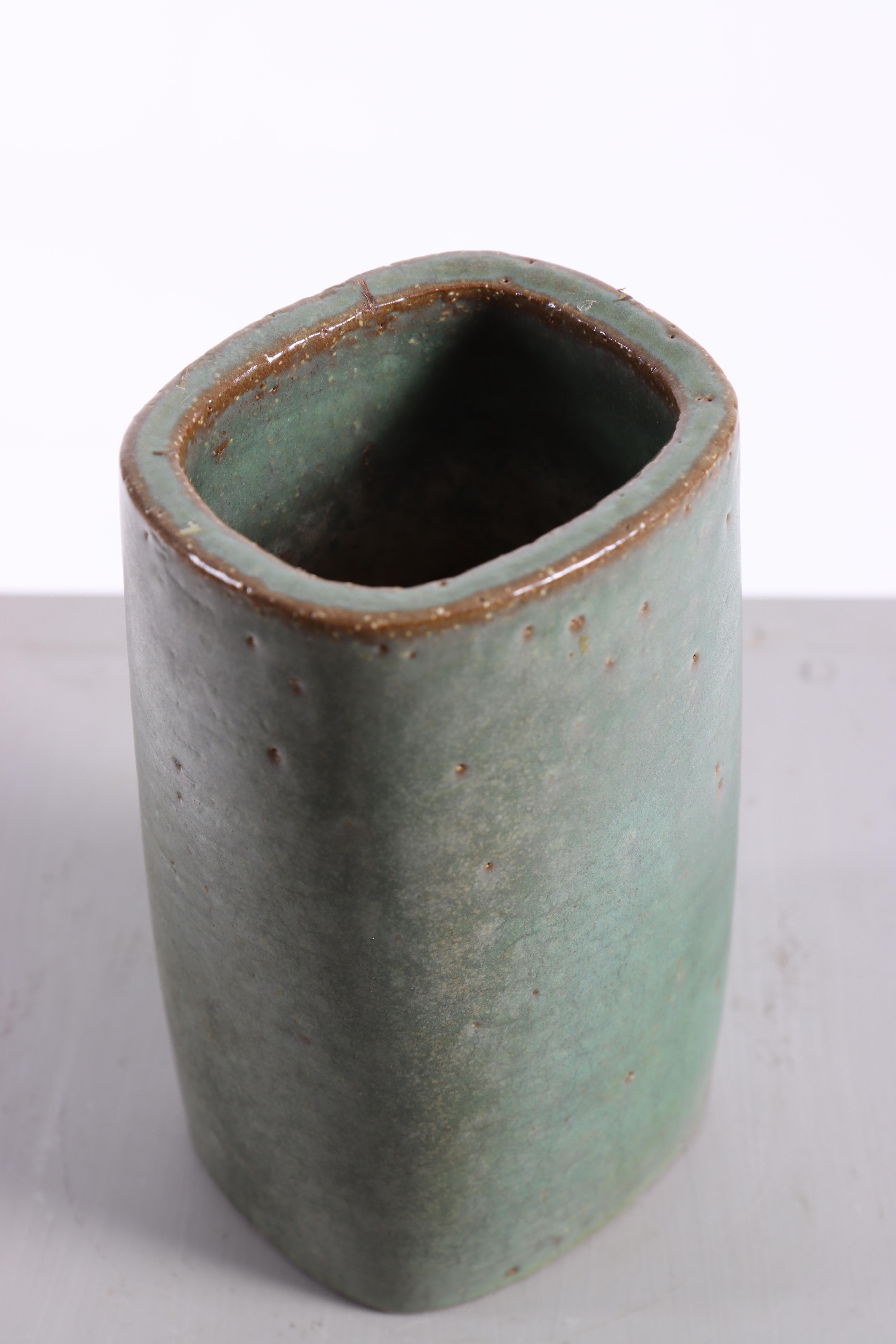 Dekorative Keramikvase, entworfen von Per Linnemann Schmidt und hergestellt von Palshus, hergestellt in Dänemark in den 1960er Jahren. Toller Originalzustand.