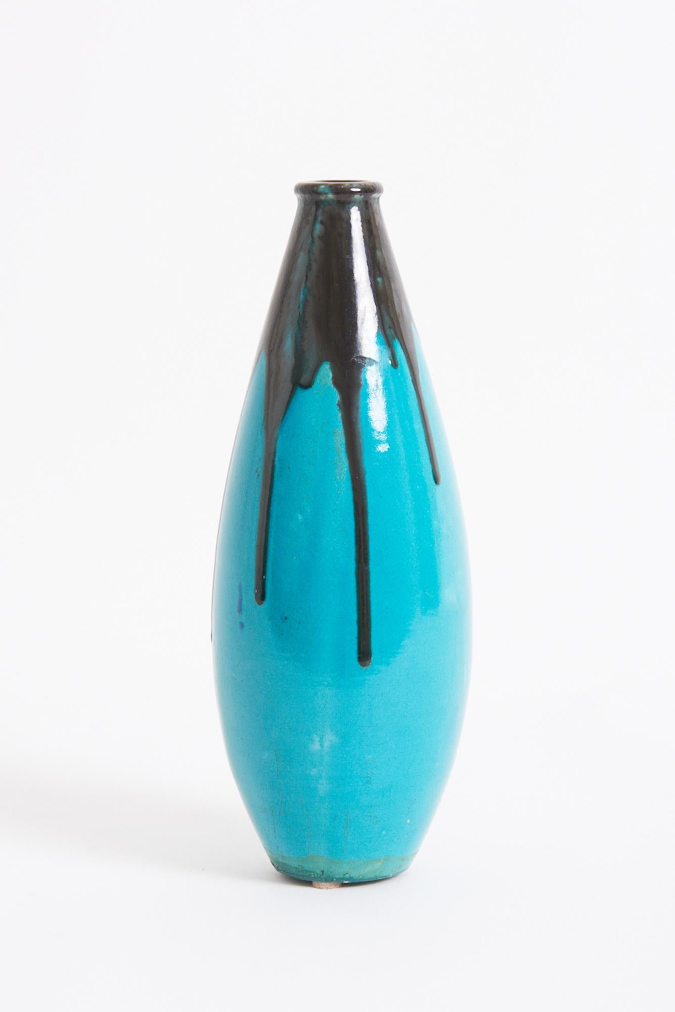 Un vaso in ceramica policroma di Primavera
Realizzato dal CAB di Bordeaux (Céramiques d'Art de Bordeaux) per Le Printemps di Parigi.
Timbrata Primavera e recante un numero di inventario.
Francia, anni '20

