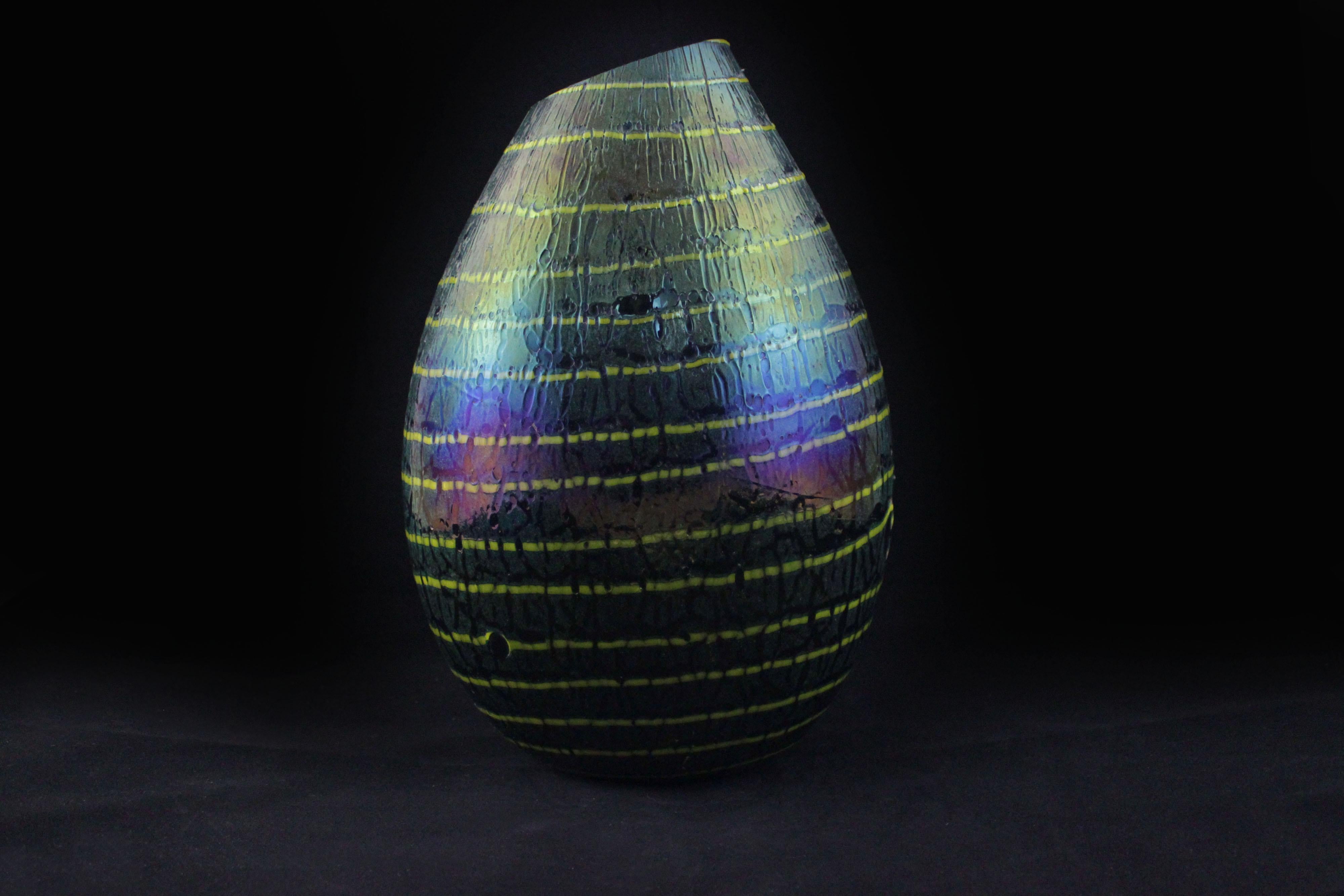 Oval-shaped globular vase with diagonally cut neck in opalizing and shiny polychrome submerged blown glass, with yellow spinning decoration descending spirally. under the scratched base Radi 1948.
Packaging with bubble wrap and cardboard boxes is