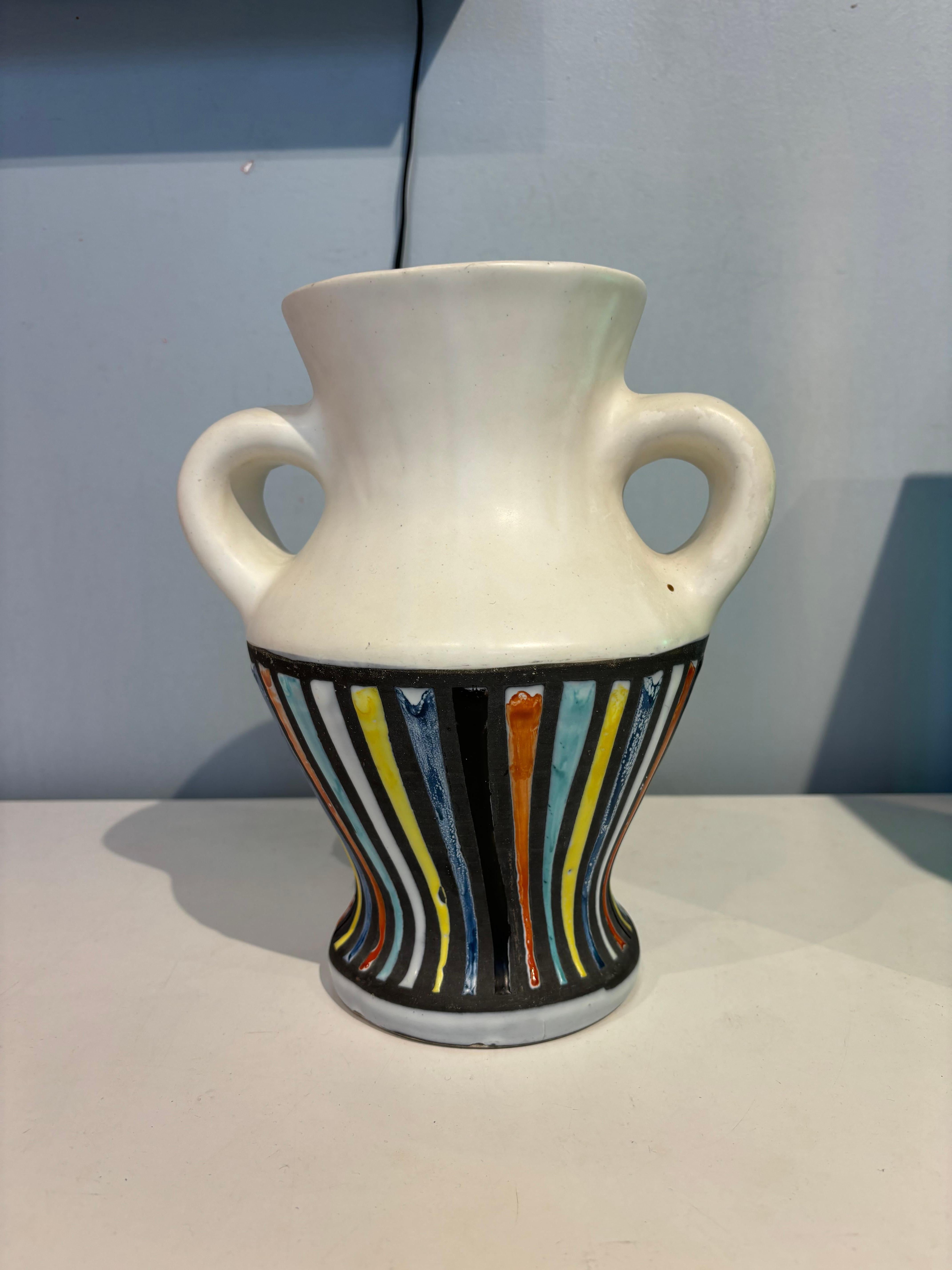 Vase à anse par Roger Capron et déxor dit Pyjama. 
Signé et situé. 