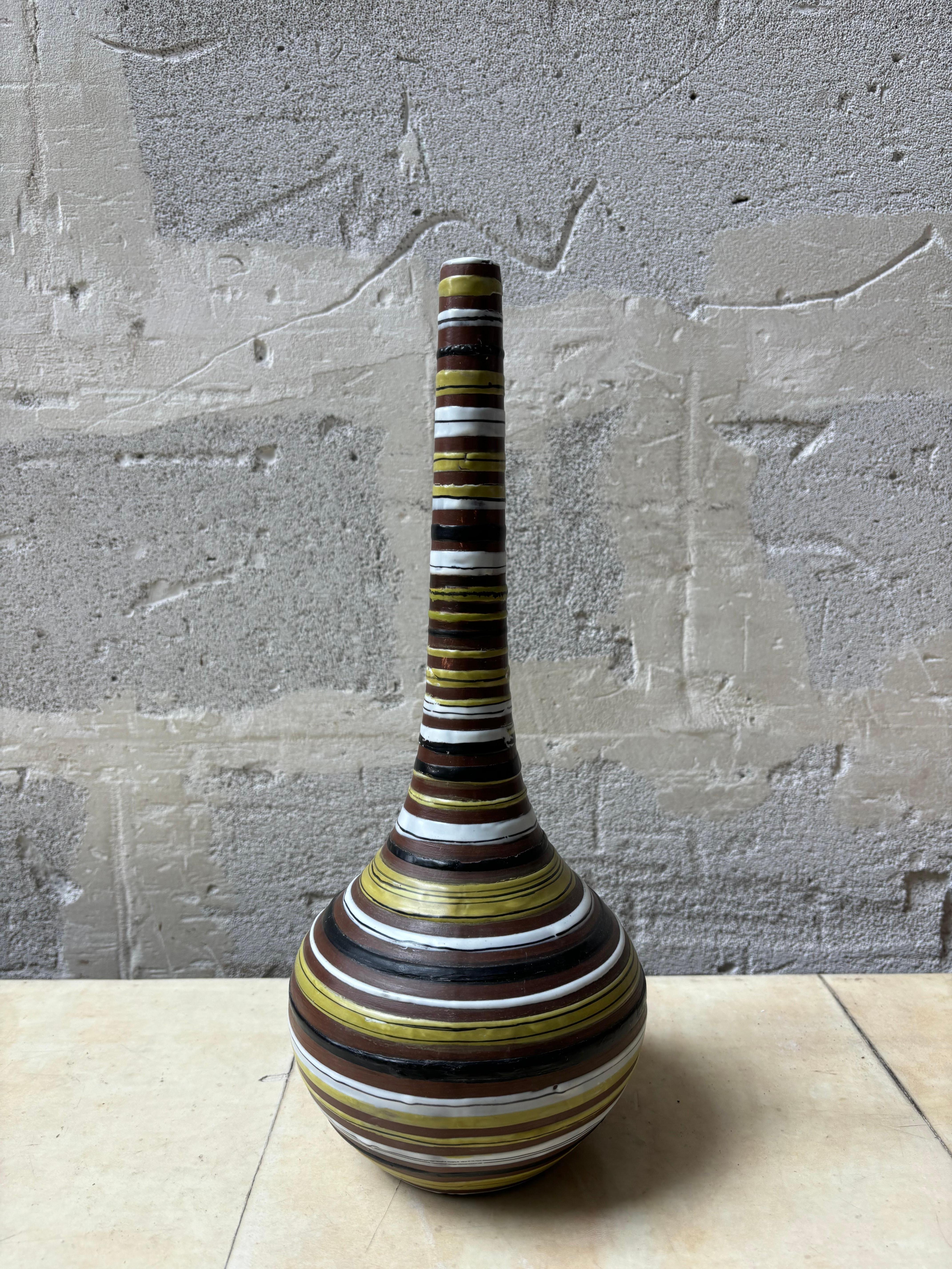 Vase soliflore par Roger Capron. Signé et situé. 