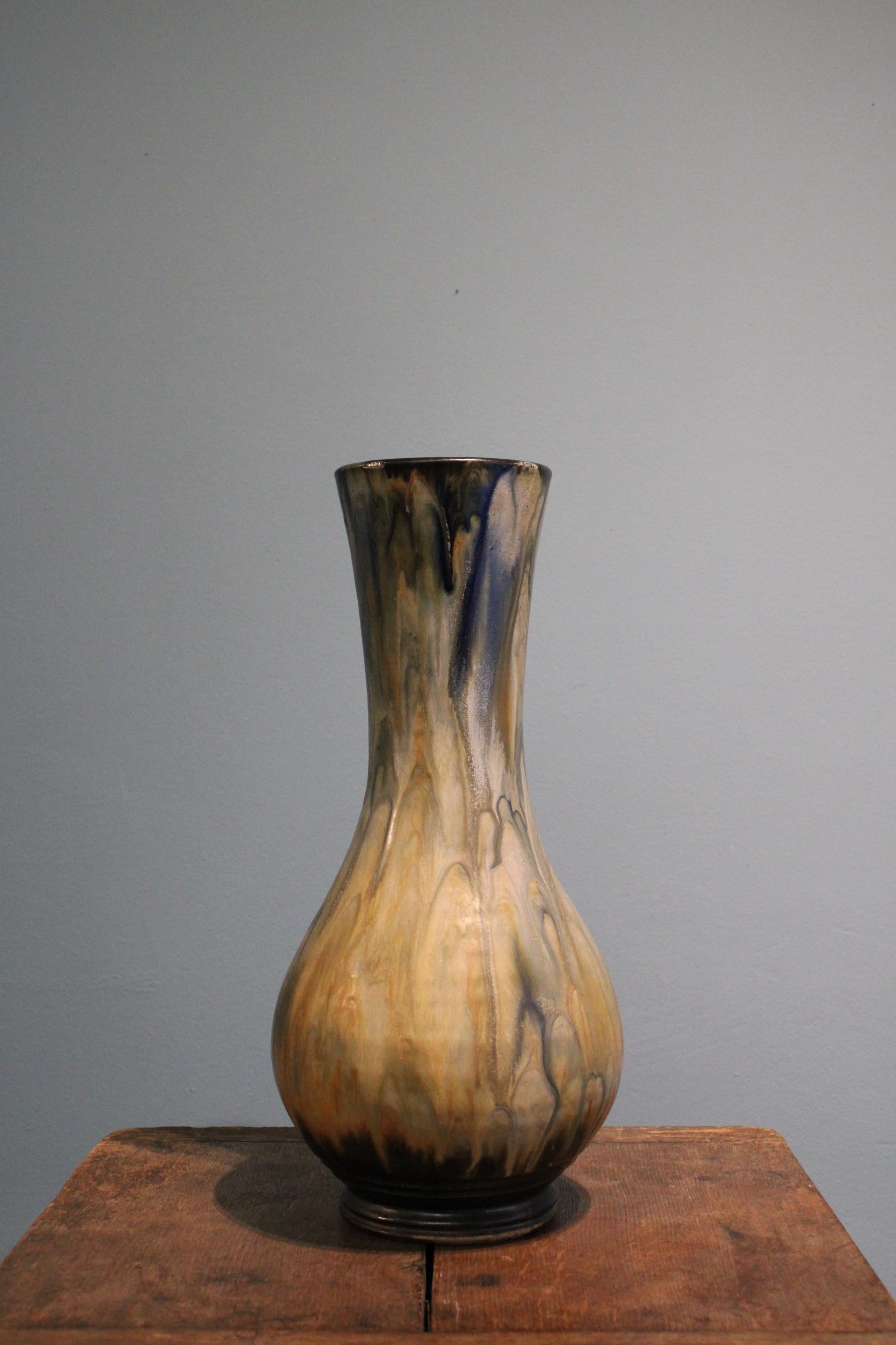 Vase by Roger Guérin (1896-1954)
Blue and ocher flamed sandstone, signed under the base Guérin.

Measures: Height : 42 cm
Diameter : 18 cm
Base diameter : 12 cm.

  