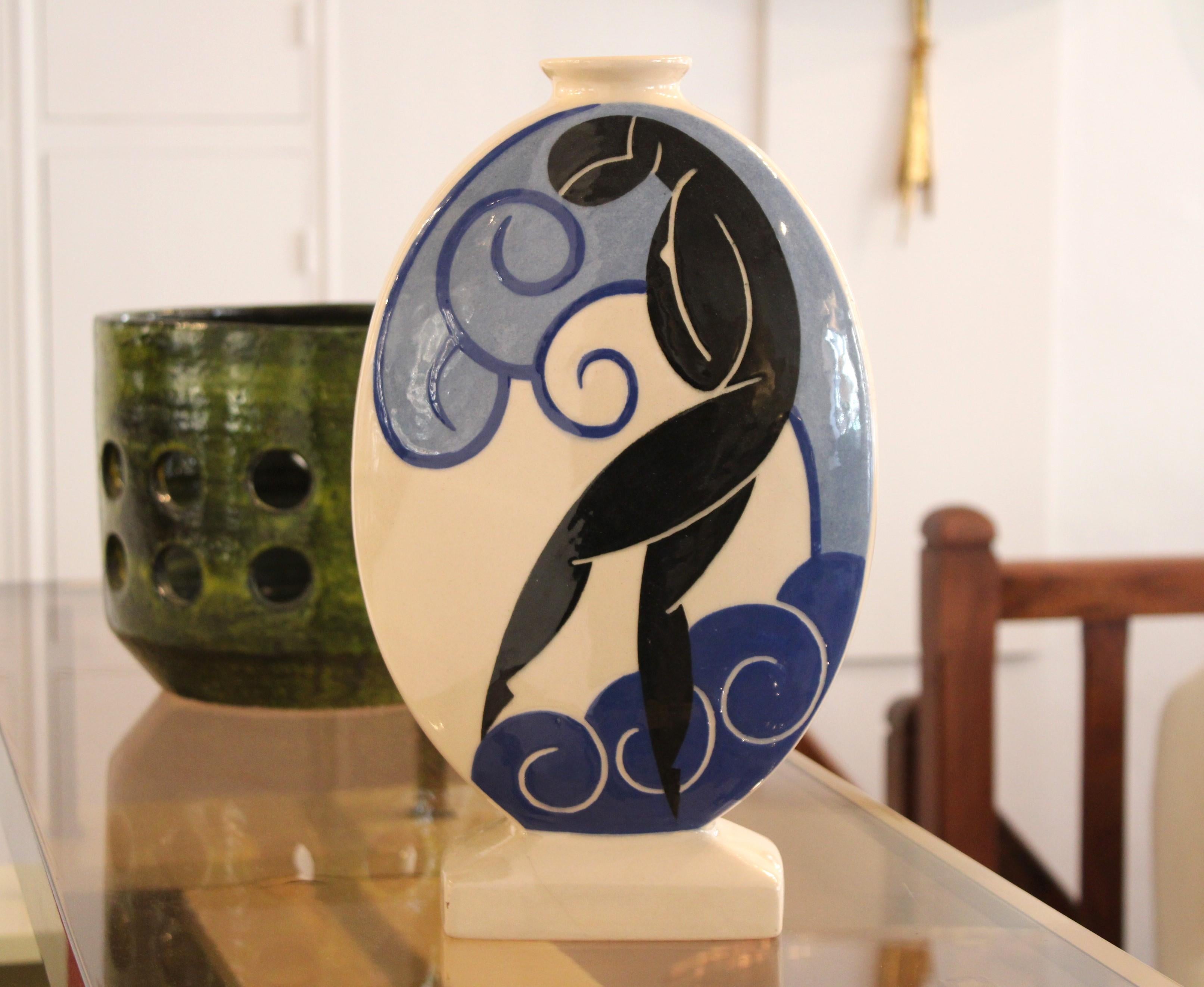 Simone LARRIEU (1912-1996)
Vase ovoïde en céramique sur piédestal décoré d'une femme stylisée dans les nuages
Art-Déco
Signé
H. 35 x L. 20 x P. 10 cm