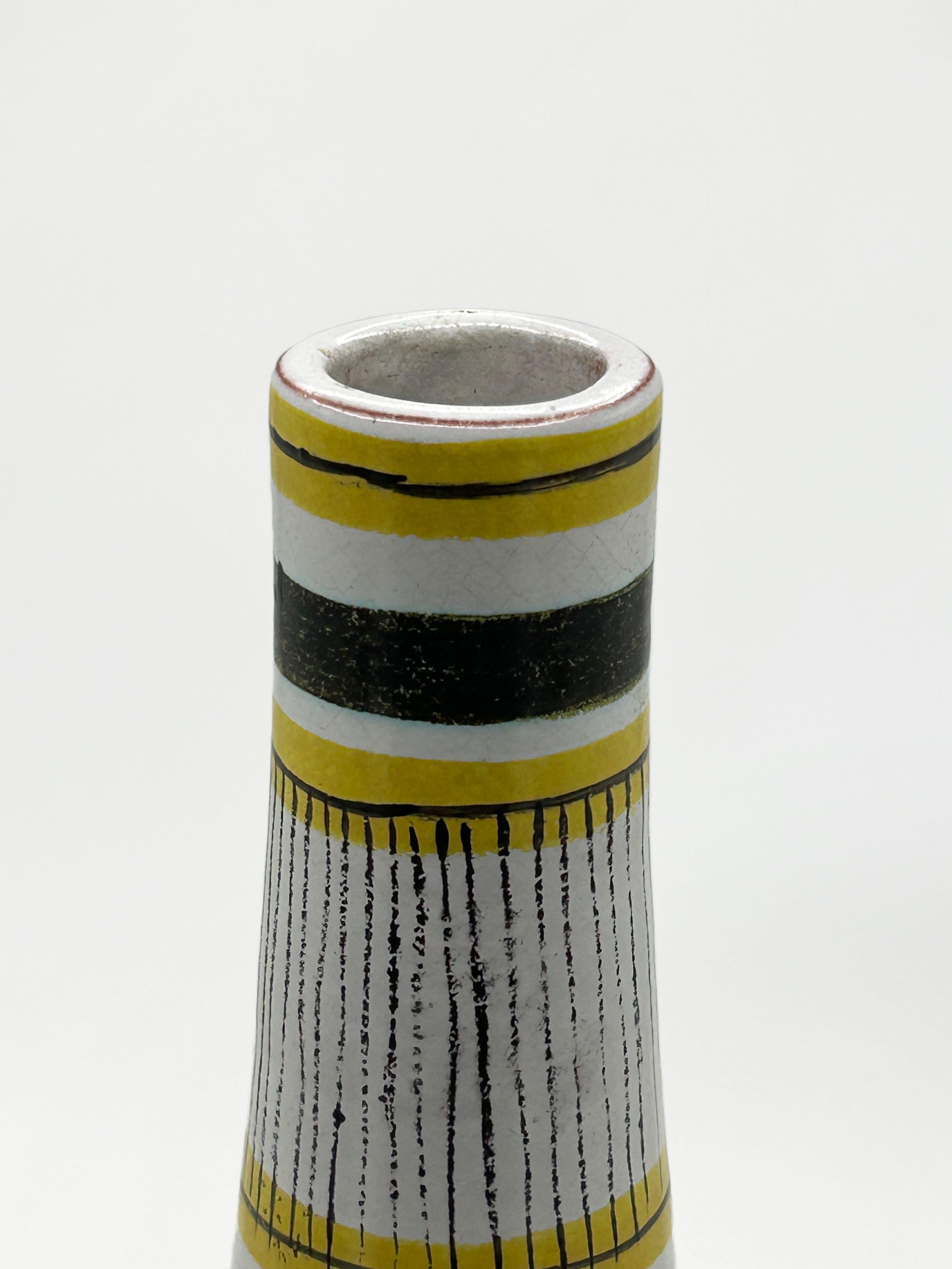 Vaso Stig Lindberg per Gustavsberg, Svezia
Un elegante vaso in ceramica disegnato da Stig Lindberg (1916-1982) per Gustavsberg, Svezia, datato e firmato sulla base. Questo pezzo appartiene al periodo creativo maturo del designer, quando sperimentò