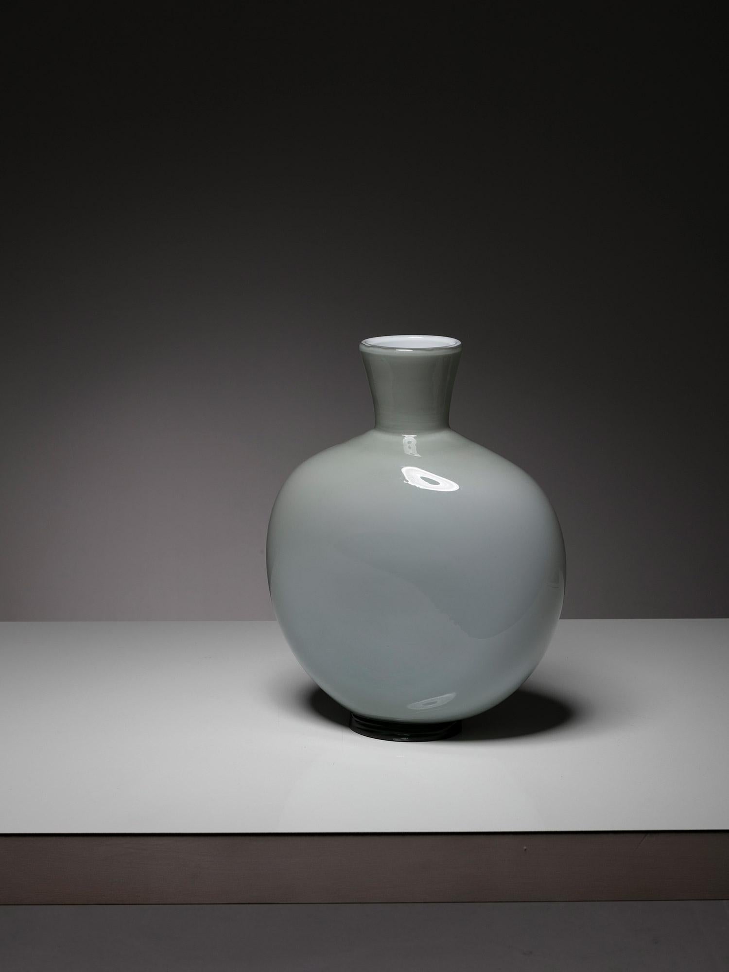 Vase von Tomaso Buzzi für Venini.
Dieses Stück aus der Produktion des Blauen Katalogs wurde ursprünglich 1933 entworfen.