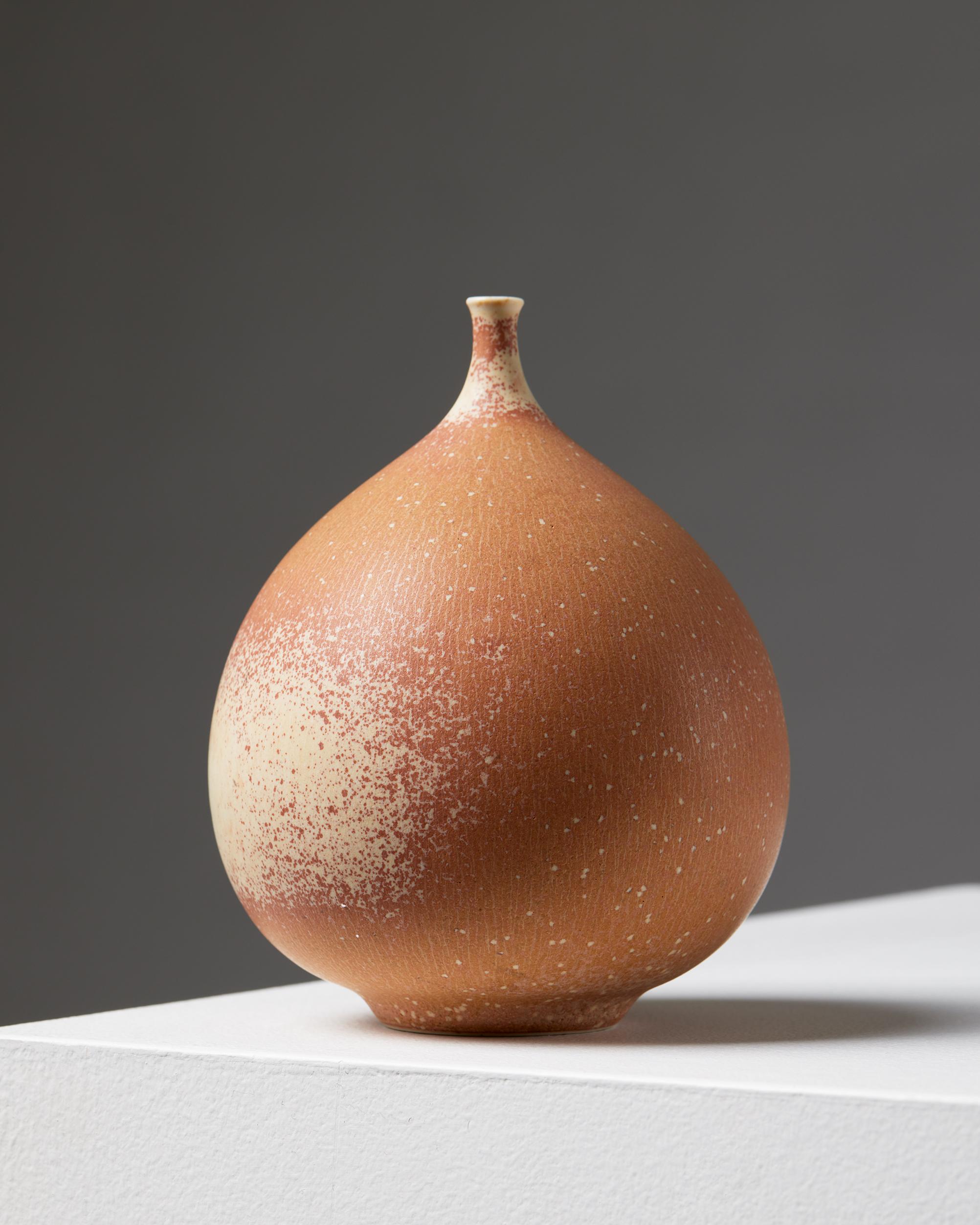 Mid-Century Modern Vase de Vivi Calissendorff, Suède, 1970, abricot, terre cuite, grès, brun clair en vente