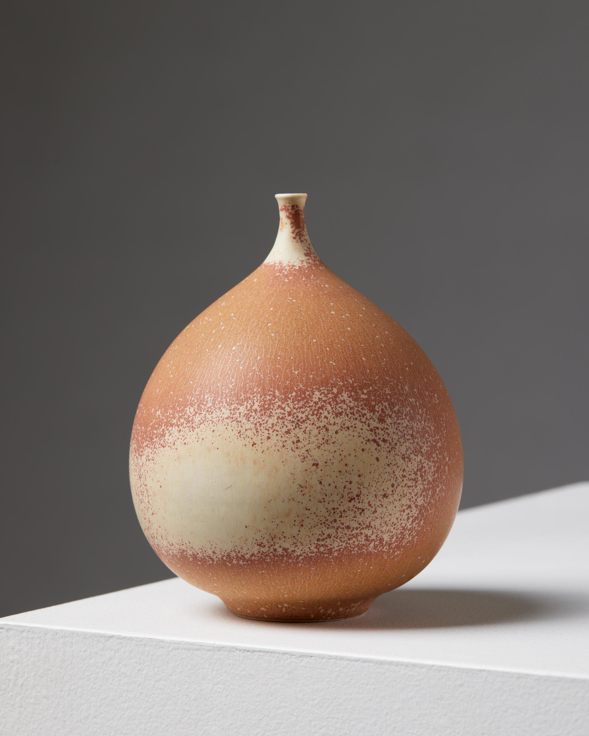 Vase von Vivi Calissendorff, Schweden, 1970er Jahre, Apricot, Terrakotta, Steingut, Tan (Schwedisch) im Angebot