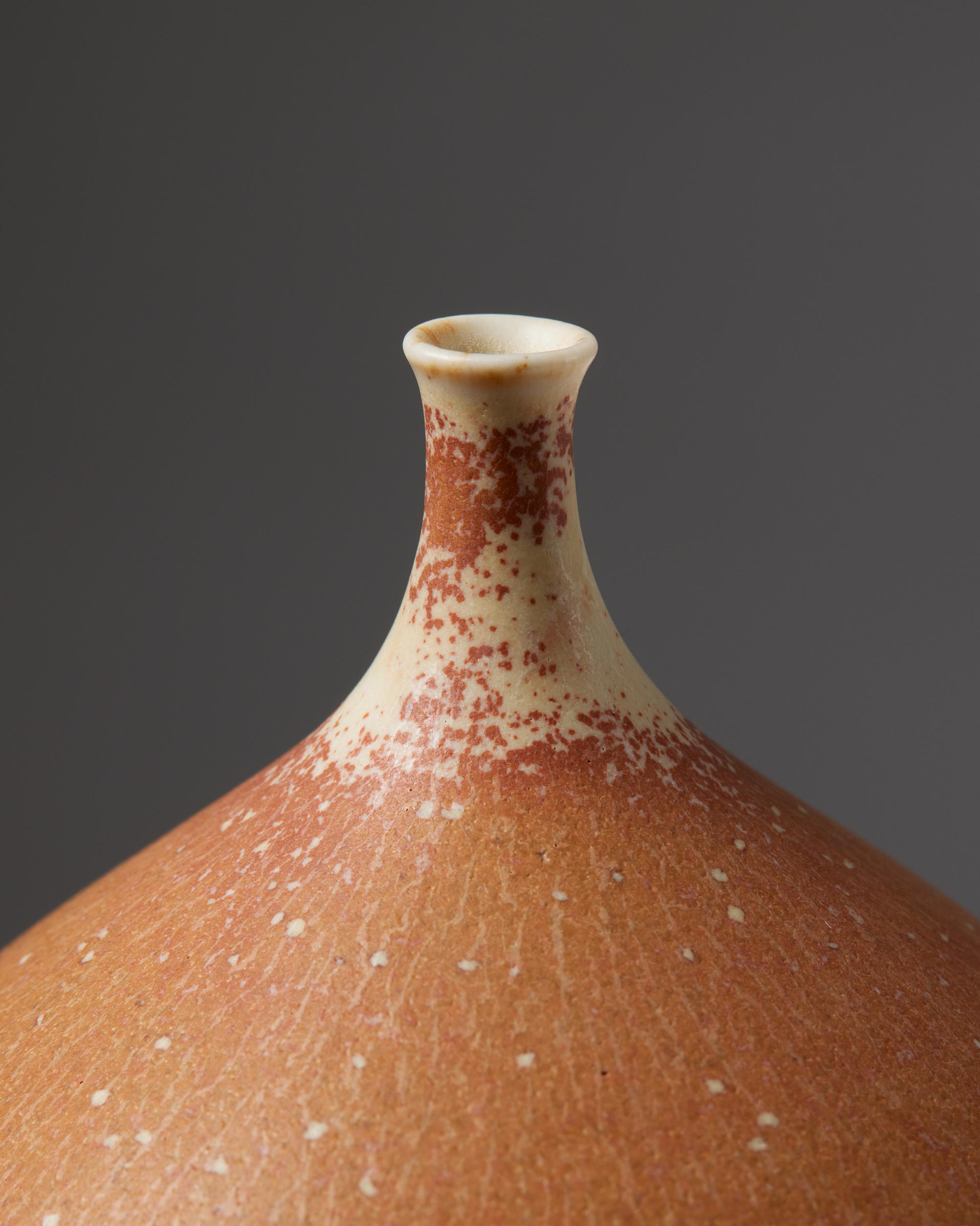 Vase by Vivi Calissendorff, Sweden, 1970s, Apricot, Terra Cotta, Stonware, Tan In Good Condition For Sale In Stockholm, SE