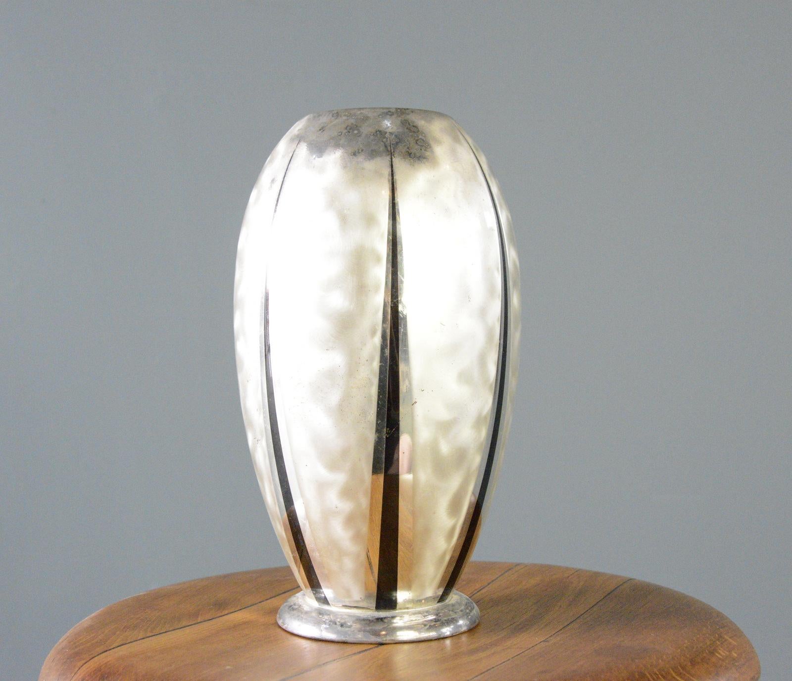 Vaso di WMF Ikora circa 1920

- Ottone placcato argento con dettagli a righe nere
- Prodotto da WMF (Württembergische Metallwarenfabrik)
- Tedesco ~ Anni '20
- 26 cm di altezza x 13 cm di larghezza 

WMF Ikora

WMF Ikora, la Württembergische