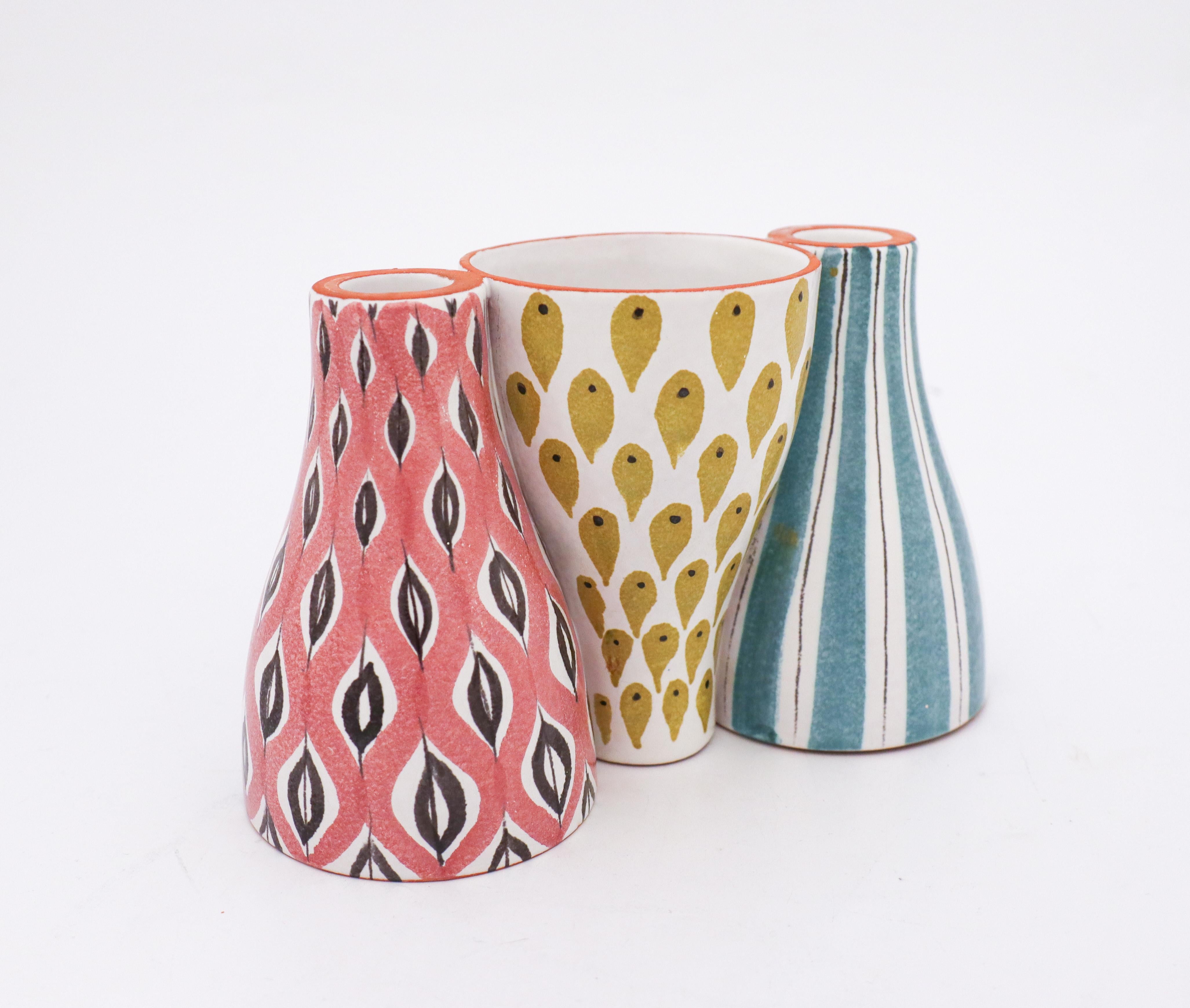 Eine schöne Kombination aus Vase und Kerzenständer des Modells „Snurran“, entworfen von Stig Lindberg im Gustavsberg Studio. Er wurde so konzipiert, dass er sowohl als Vase als auch als Kerzenständer verwendet werden kann, und man kann ihn auch von