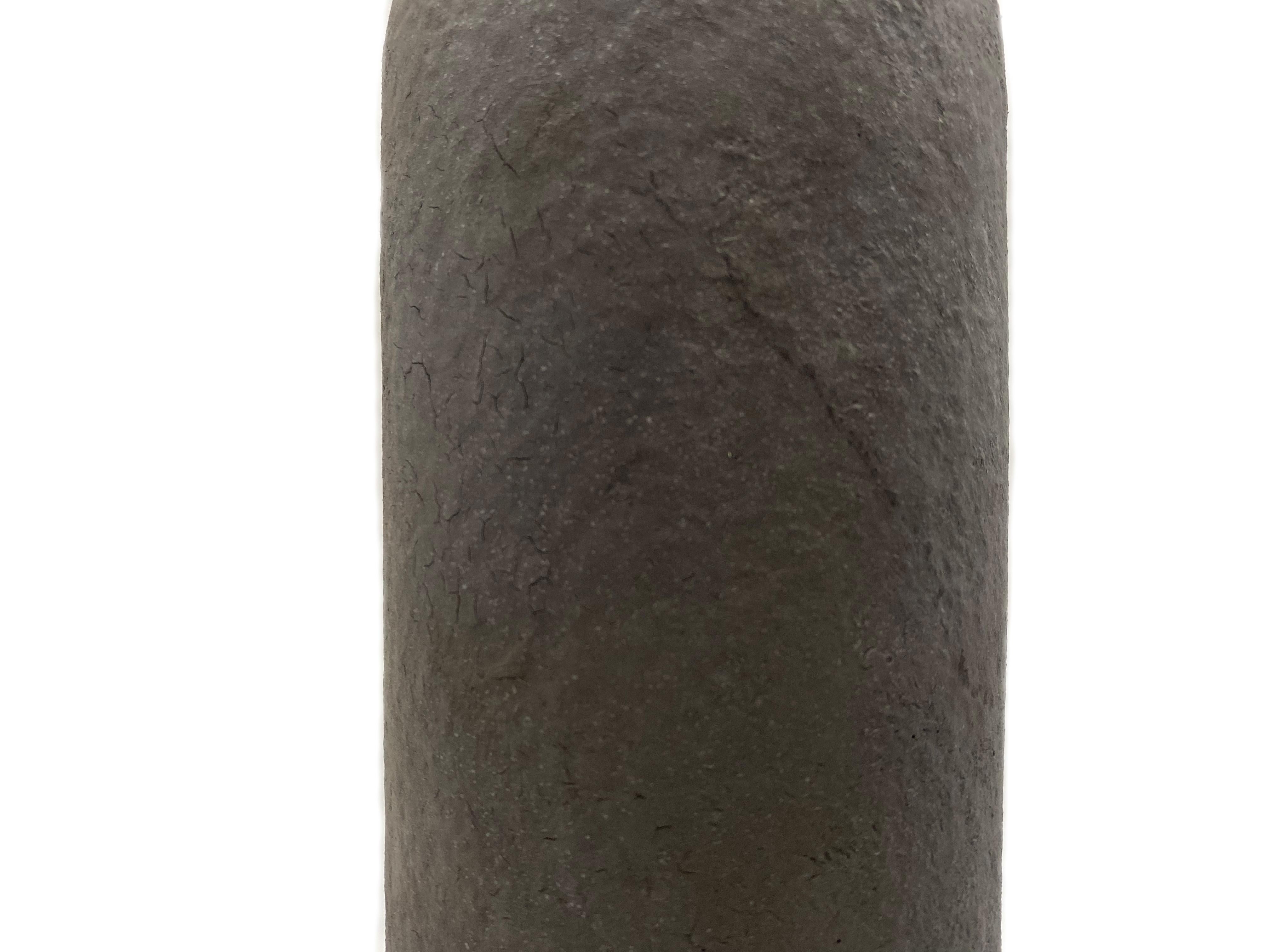 Vase en céramique émaillée selon la technique Raku de Jean François Reboul.

Jean-François Reboul est un sculpteur né en 1952 à Toulon.

Il est diplômé de l'École des Beaux-Arts d'Avignon. Depuis sa première exposition individuelle en 1980 à la