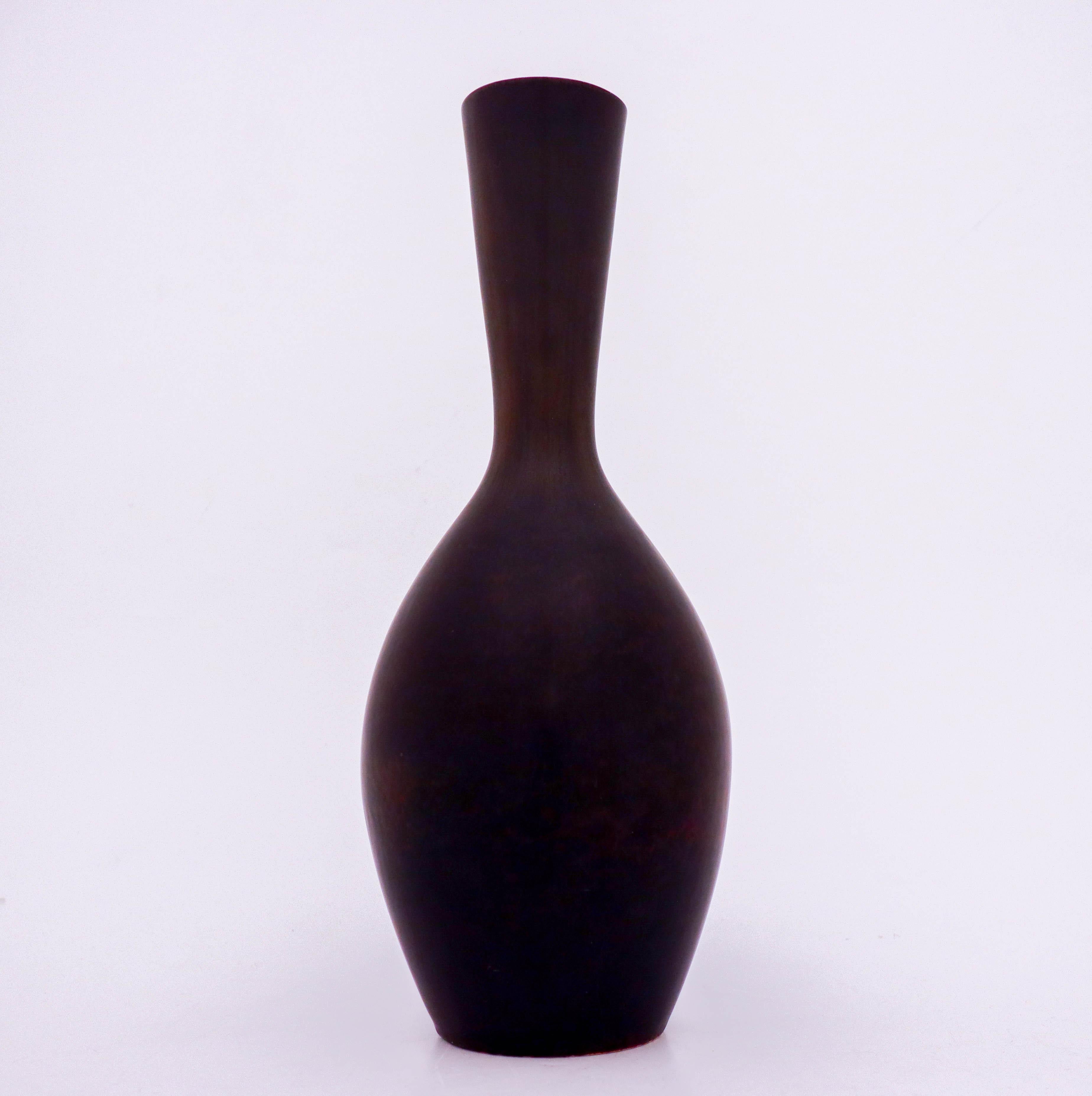 Grand vase de Carl-Harry Stålhane avec une belle glaçure brune et noire. Il a été fabriqué dans les années 1950 et est en excellent état.