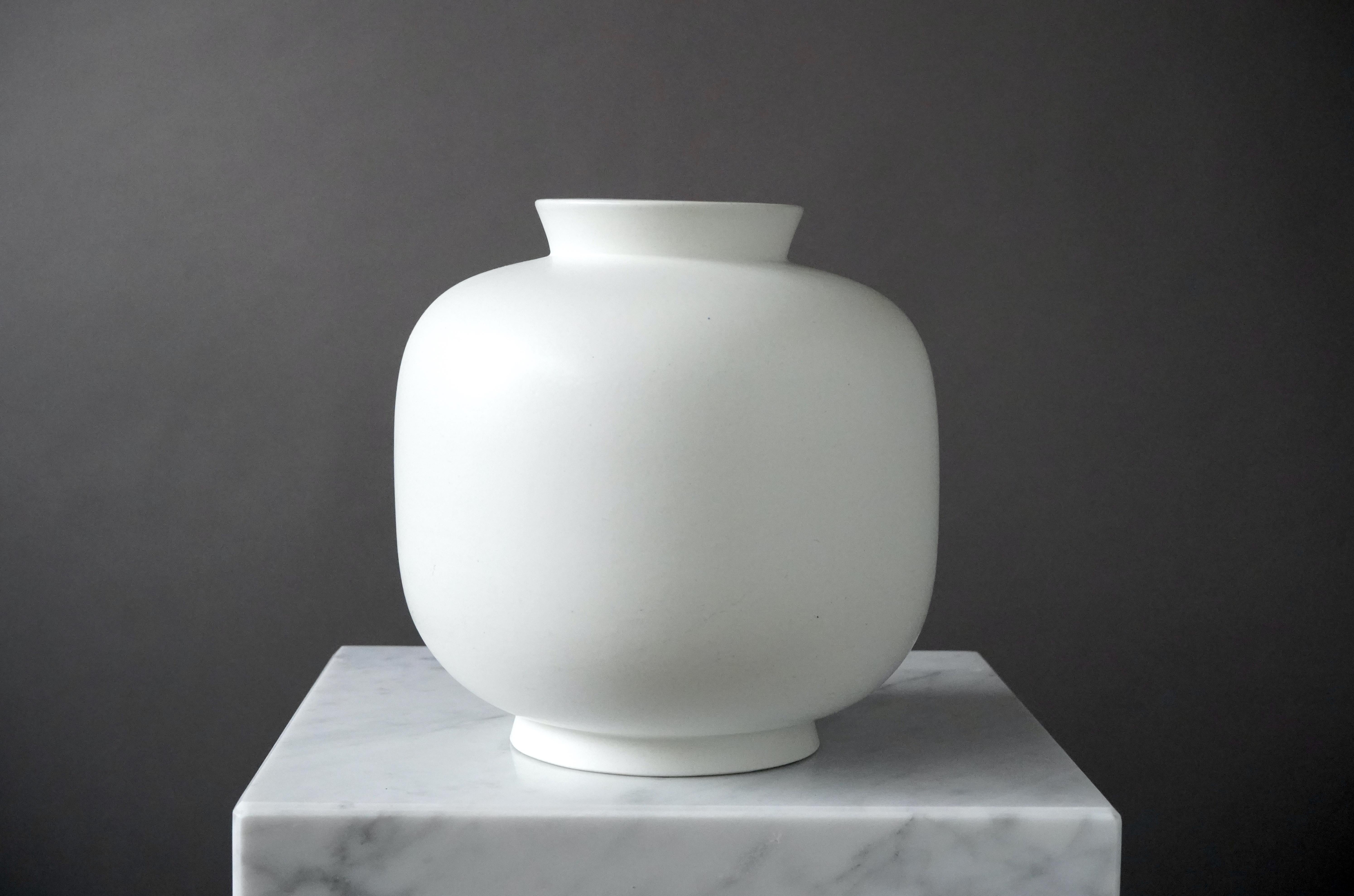 Scandinavian Modern Vase 'Carrara' by Wilhelm Kåge for Gustavsberg Studio, Sweden, 1940s For Sale