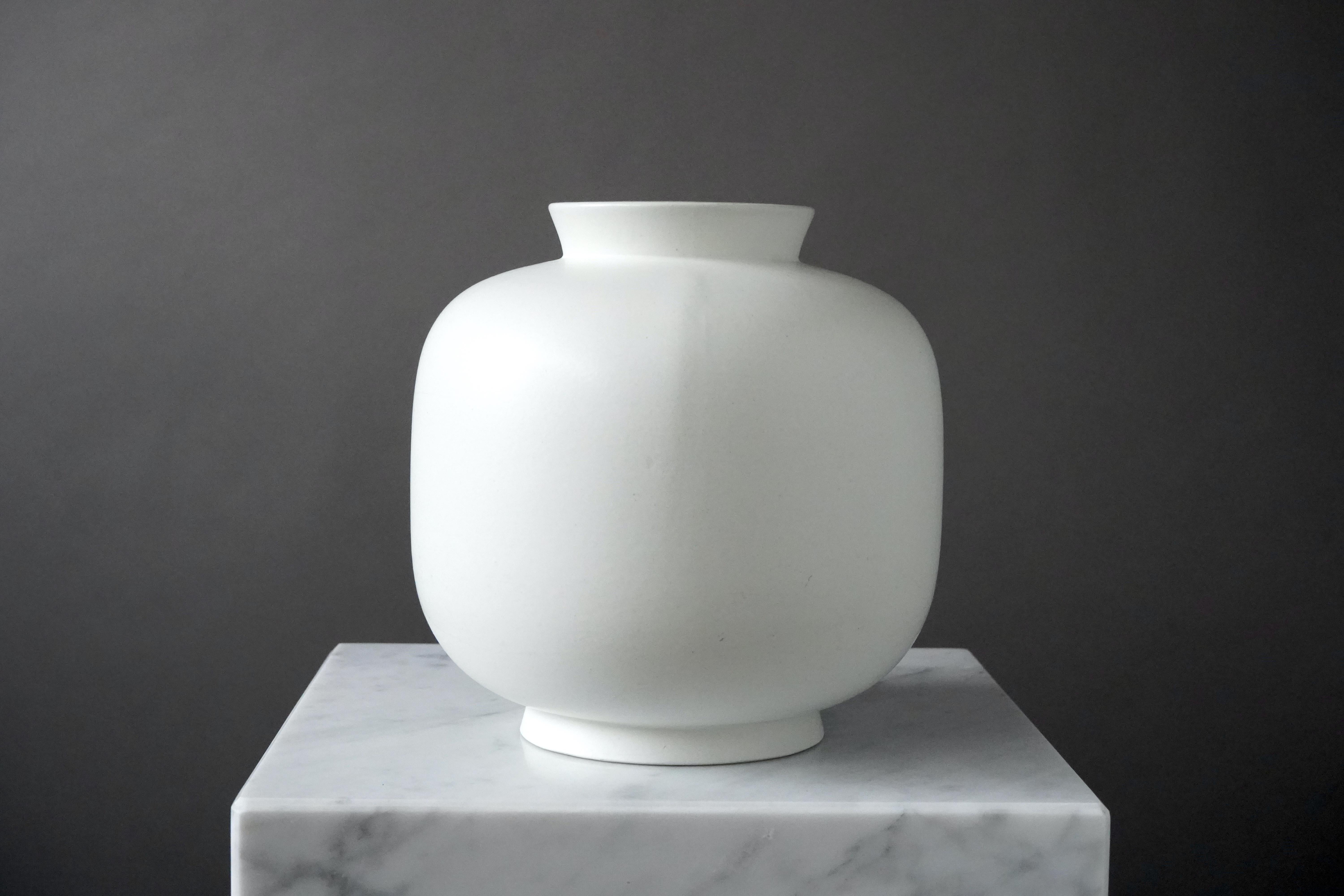 Swedish Vase 'Carrara' by Wilhelm Kåge for Gustavsberg Studio, Sweden, 1940s For Sale