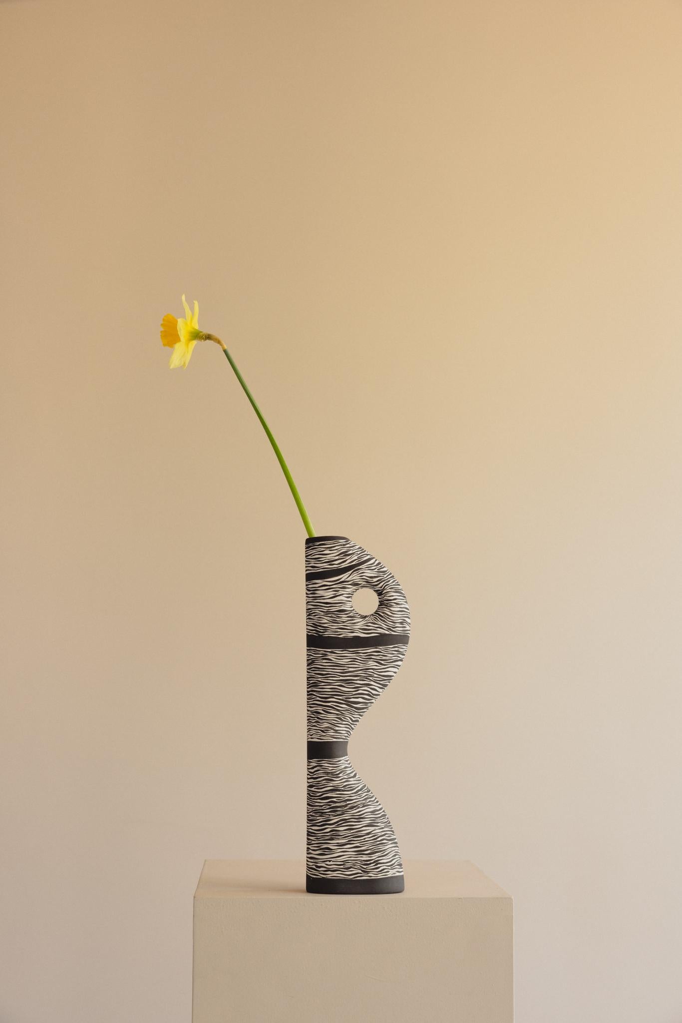 La Collection'S di Valeria Vasi è una miscela ispirata di arte moderna e di elementi naturali. Ogni vaso di questa collezione è realizzato in gres di alta qualità, dipinto a mano con varie finiture e modellato con cura per creare un'estetica unica e