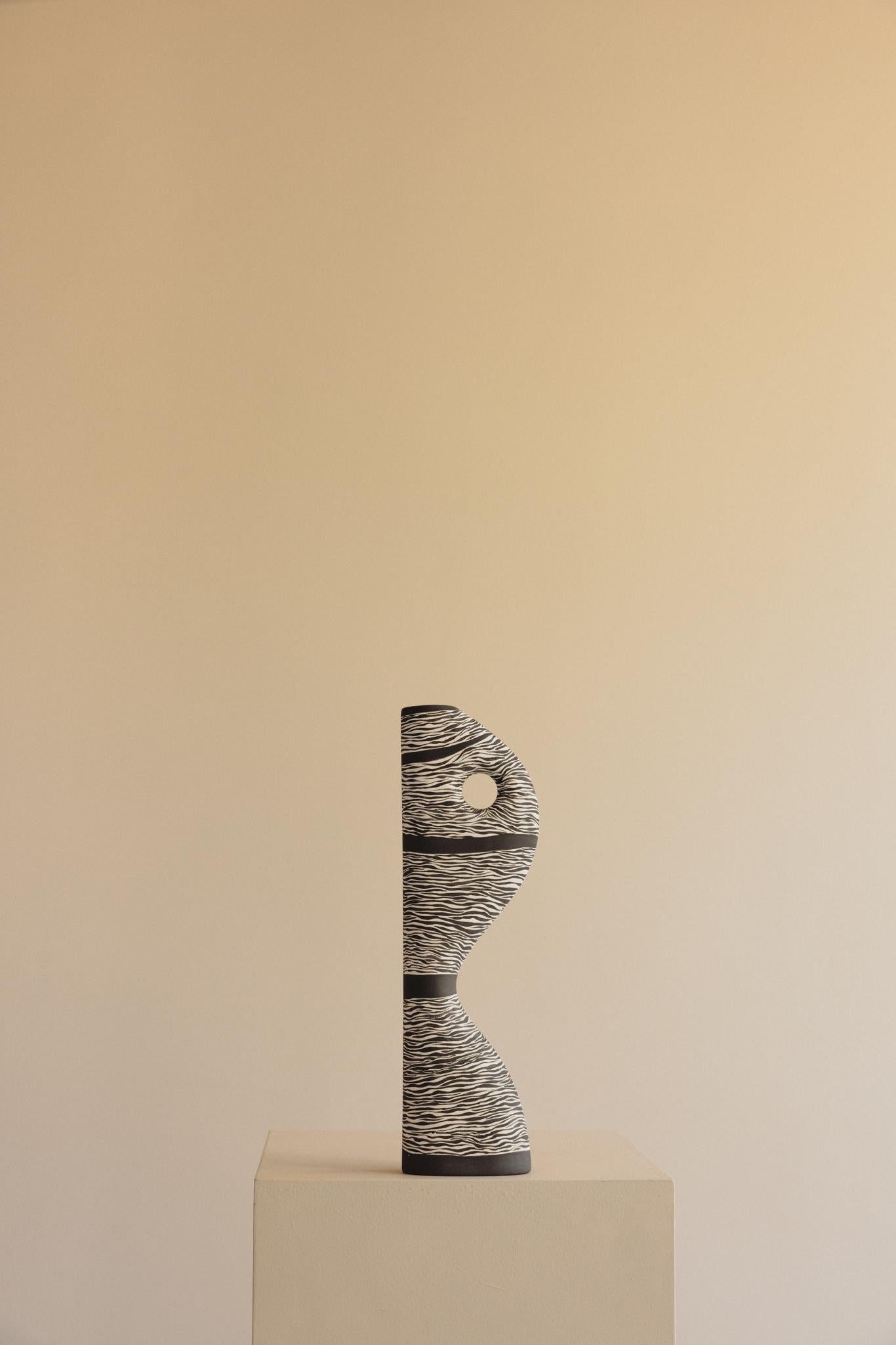 Spagnolo Vaso in ceramica dipinto a mano in edizione limitata in bianco e nero - Lea in vendita