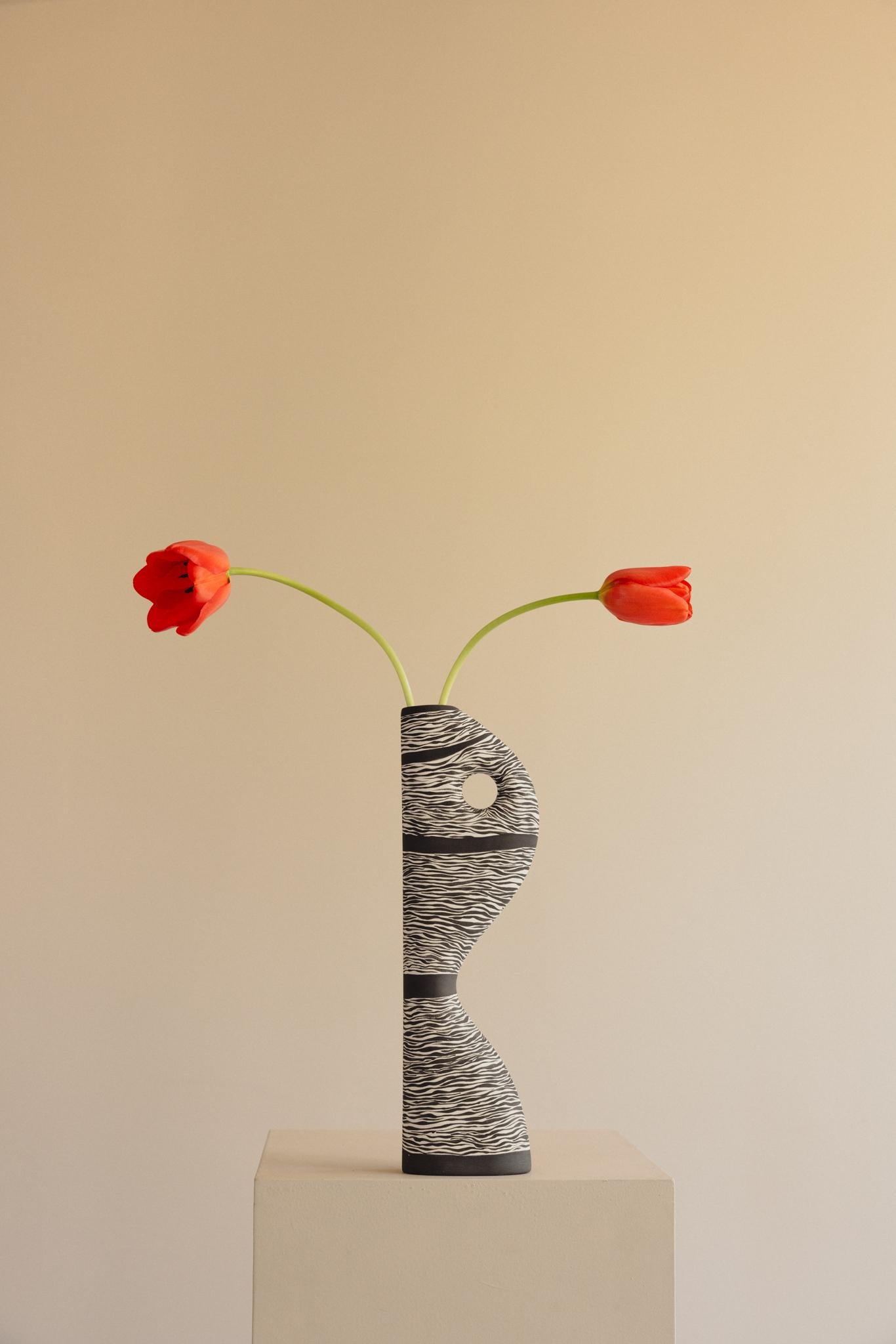 Stampato Vaso in ceramica dipinto a mano in edizione limitata in bianco e nero - Lea in vendita