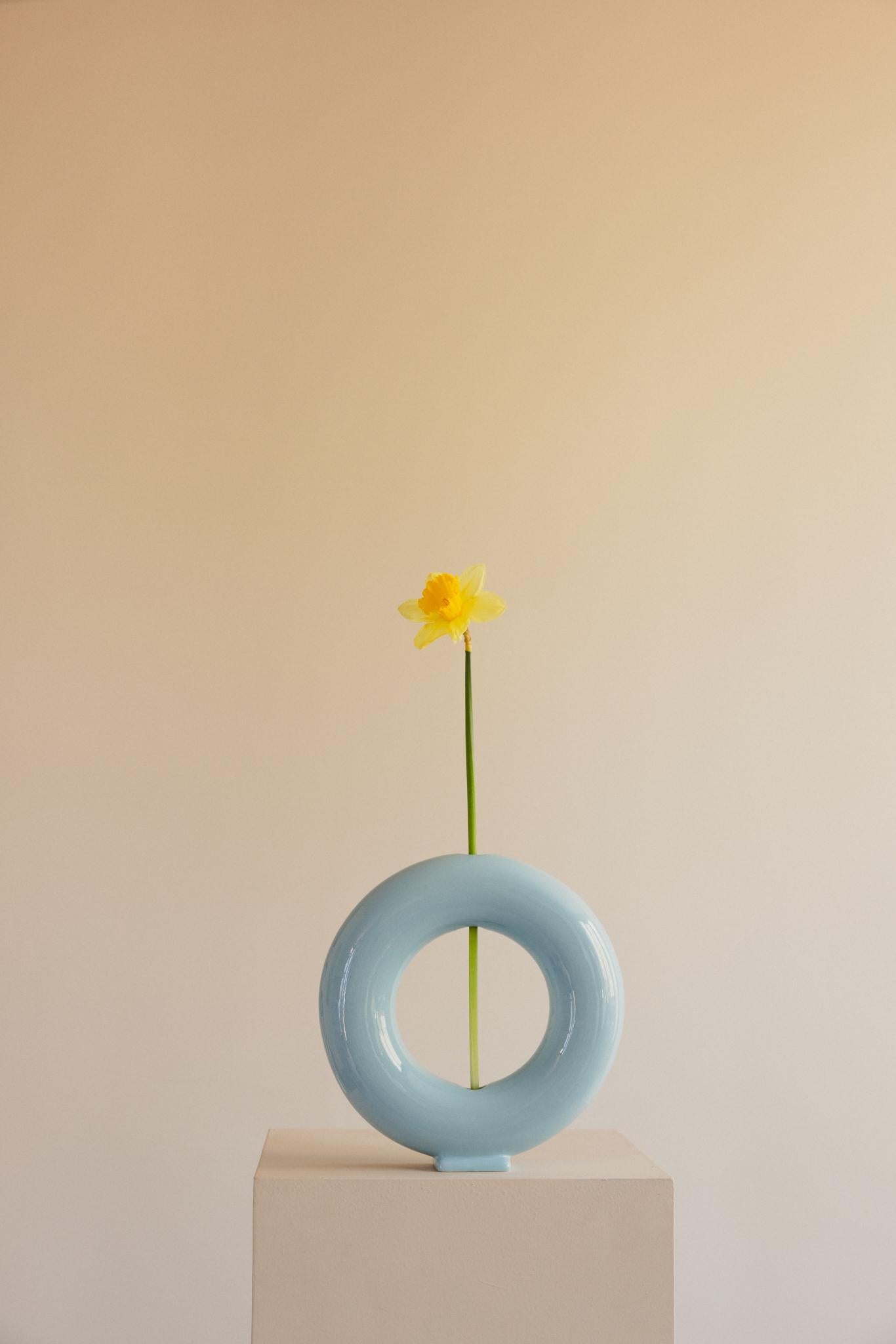 La Collection Nature de Valeria Vasi présente un mélange inspiré d'art moderne et d'éléments naturels et terreux. Chaque vase de cette collection est fabriqué en grès de haute qualité, peint à la main avec différentes finitions et soigneusement