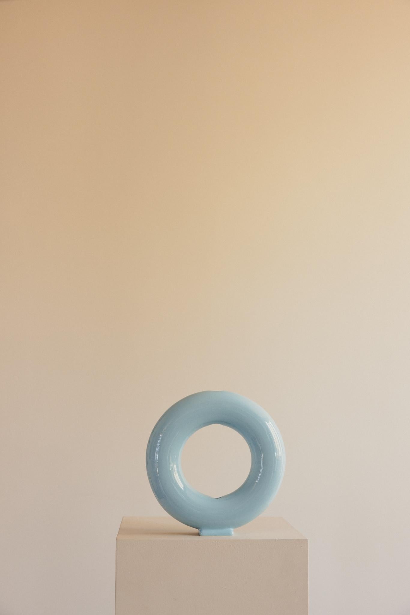Espagnol Vase en céramique émaillée à la main bleu bébé - Vacuum en vente