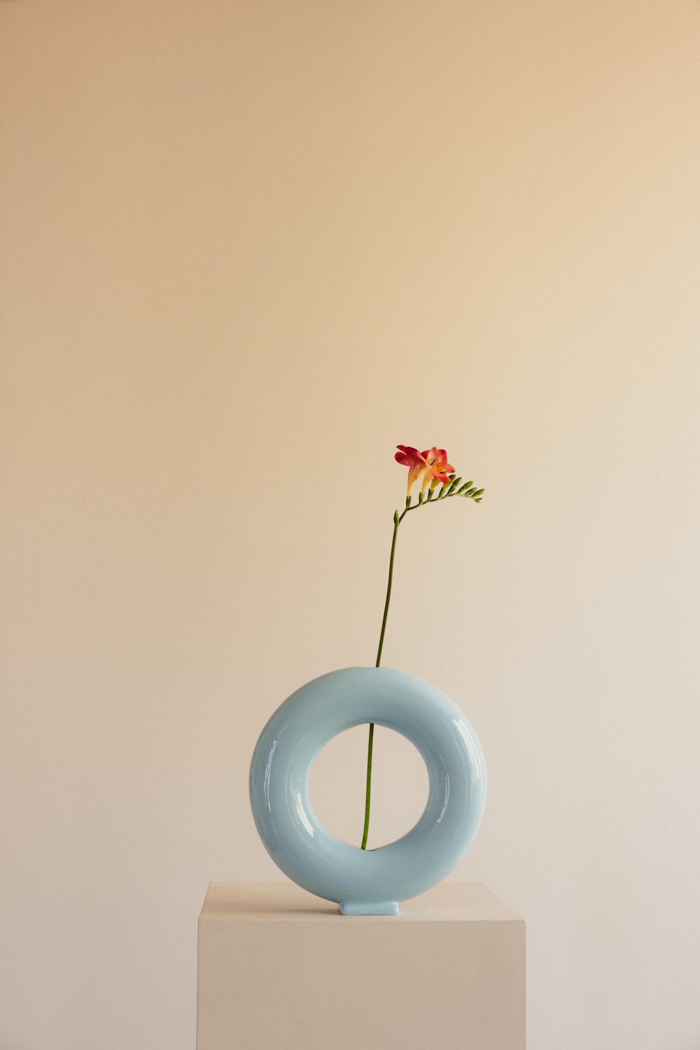 Moulé Vase en céramique émaillée à la main bleu bébé - Vacuum en vente