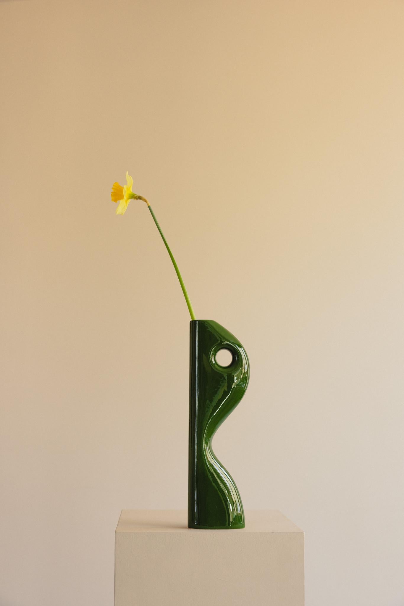 La Collection'S di Valeria Vasi è una miscela ispirata di arte moderna e di elementi naturali. Ogni vaso di questa collezione è realizzato in gres di alta qualità, dipinto a mano con varie finiture e modellato con cura per creare un'estetica unica e
