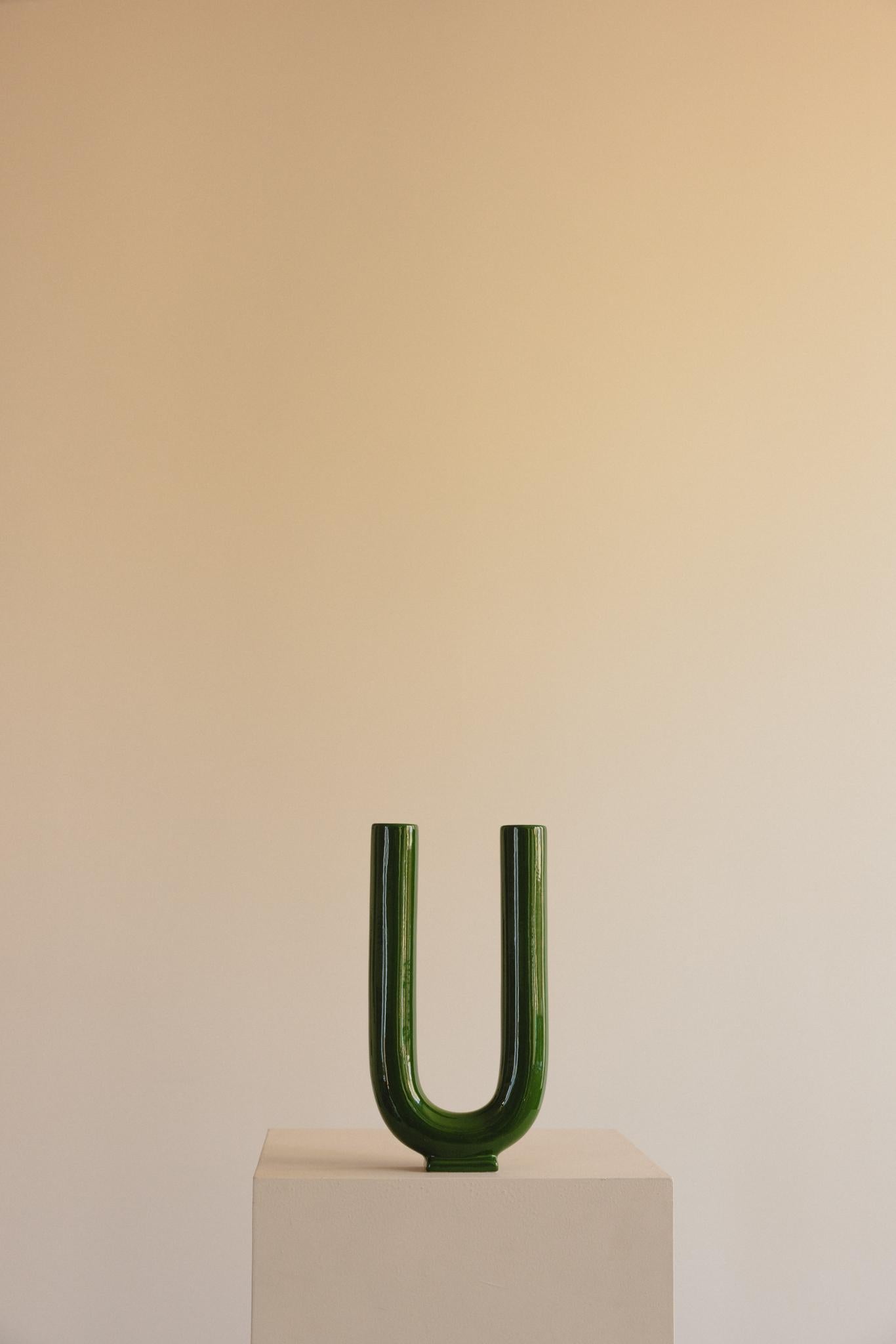 Espagnol Vase en céramique émaillée verte fait à la main - Vous en vente