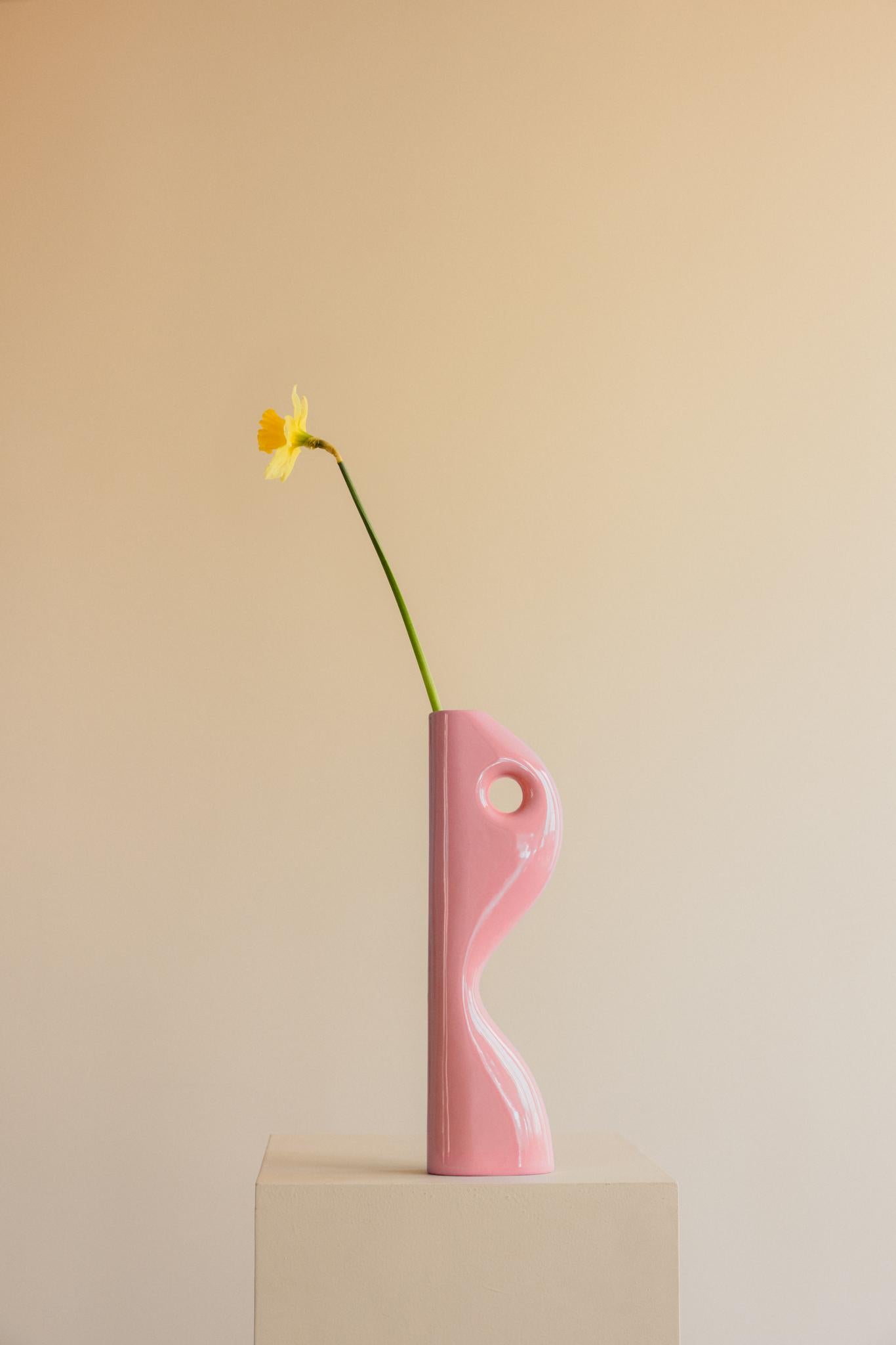 Spagnolo Vaso in ceramica smaltata rosa fatto a mano - Lea in vendita