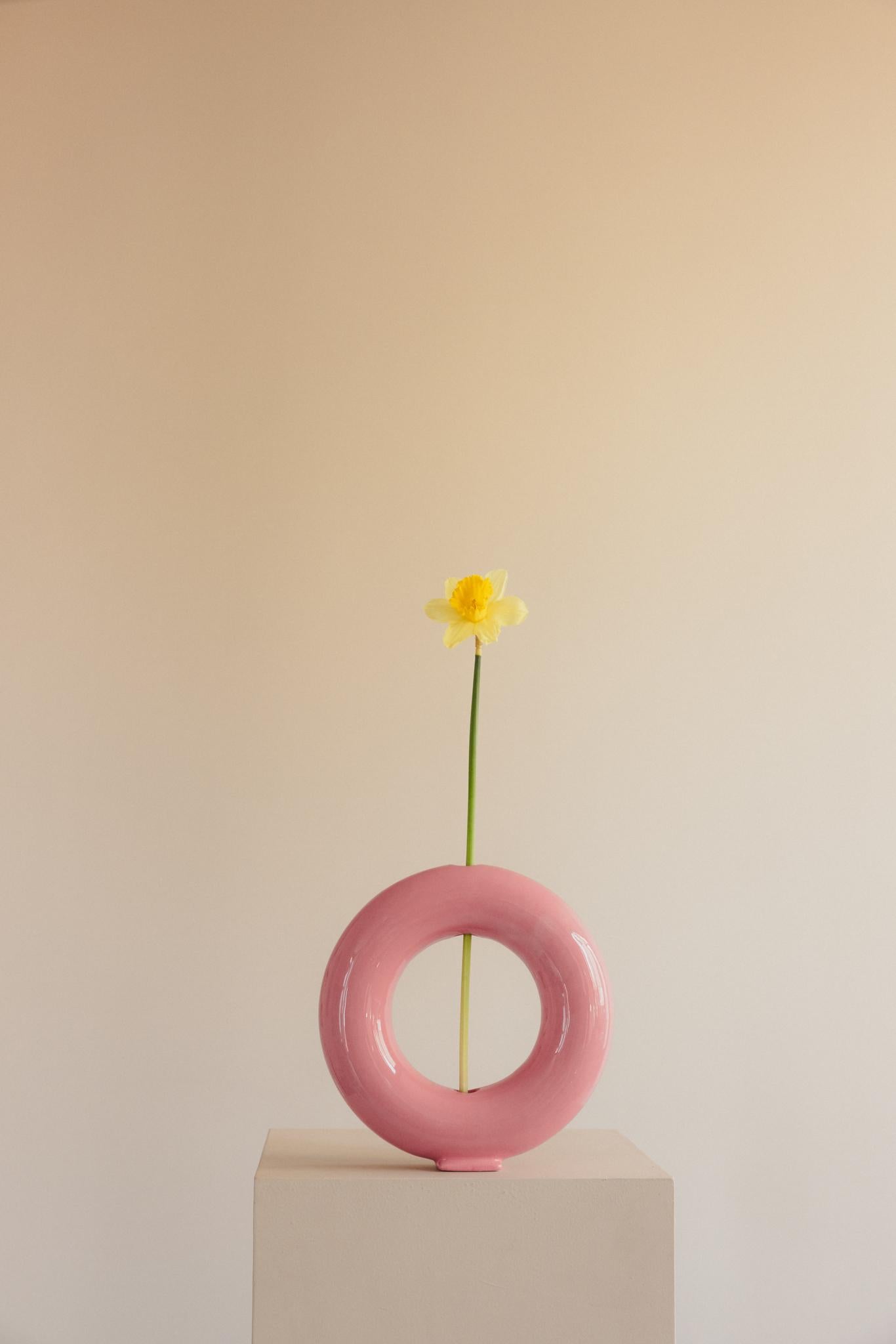 Espagnol Vase en céramique émaillée rose fait à la main - Vacuum en vente